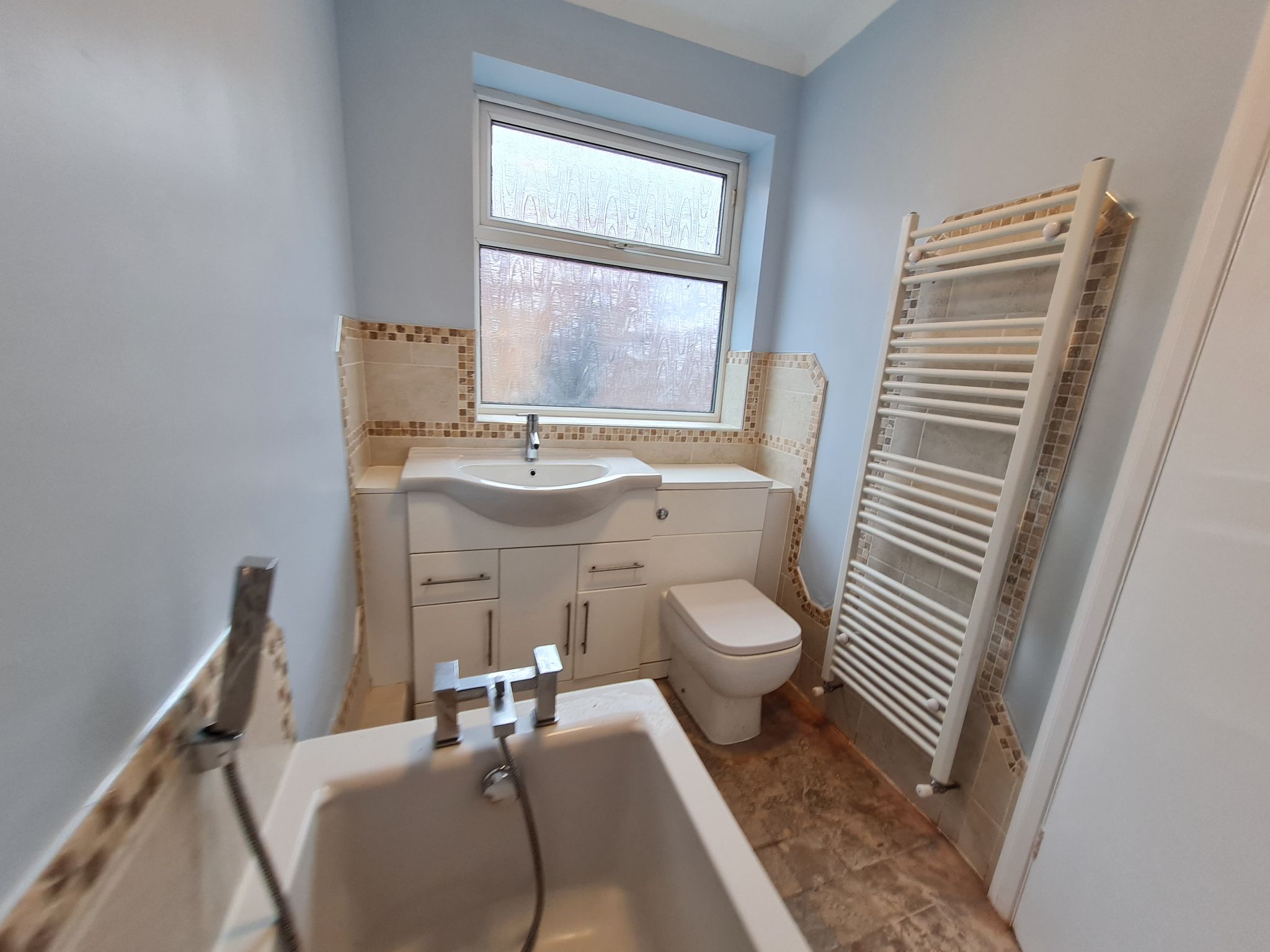 3 bedroom mid terraced house Let in Chorley - Family Bathroom