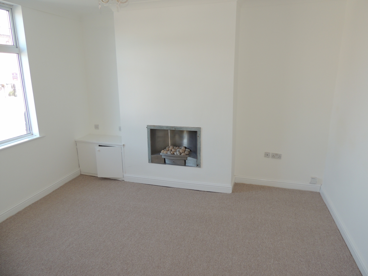 2 bedroom mid terraced house Let in Wigan - Photograph 4