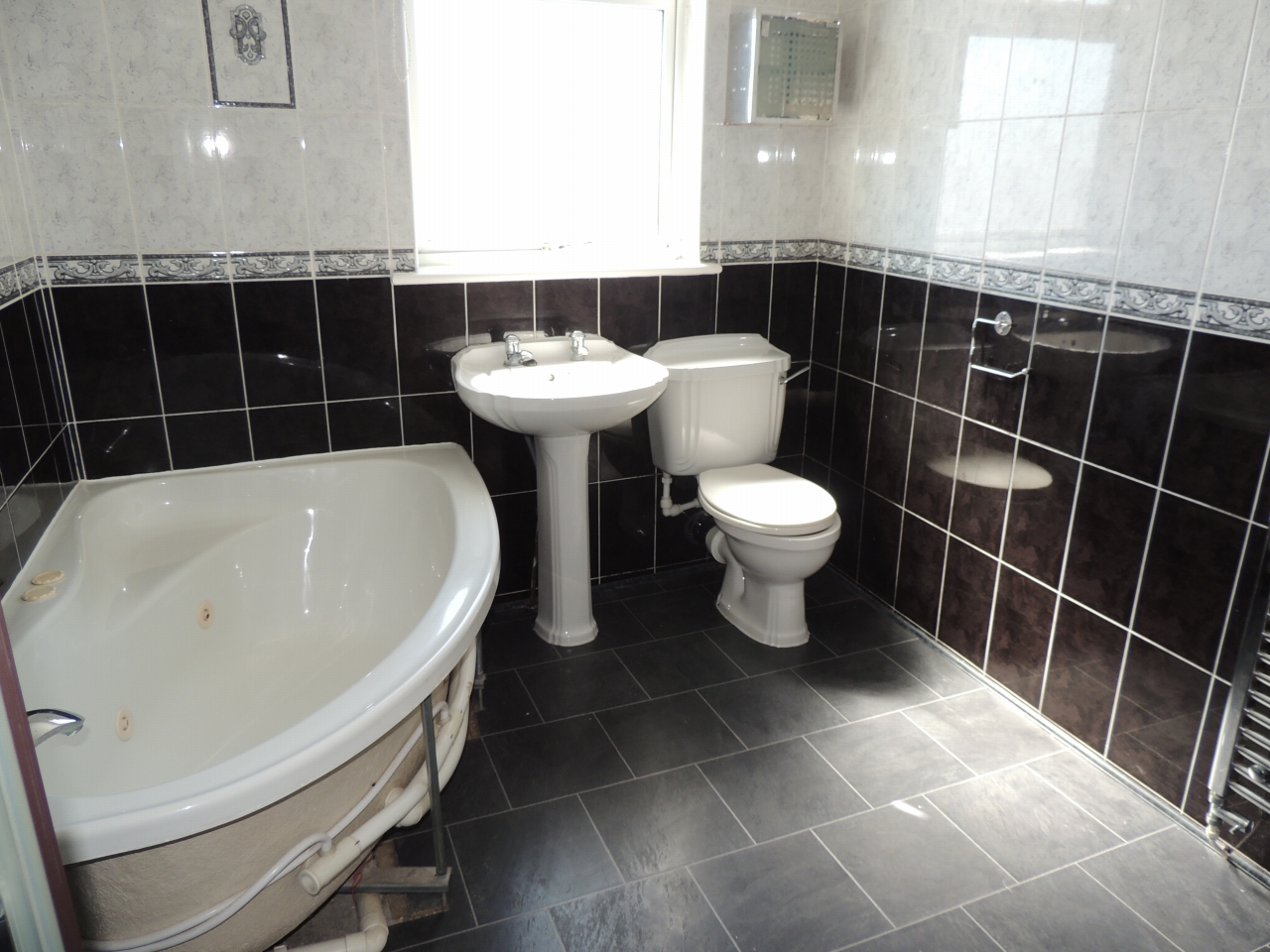 2 bedroom mid terraced house Let in Wigan - Photograph 6