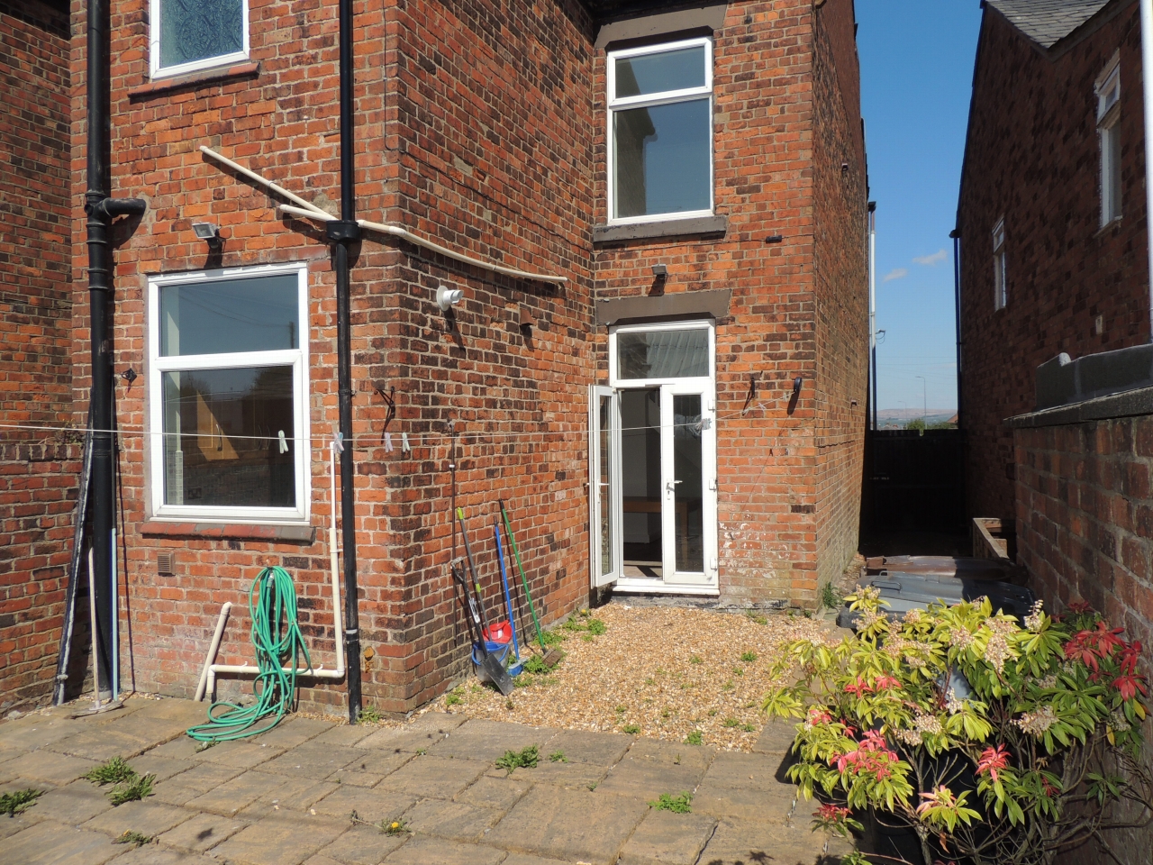 2 bedroom mid terraced house Let in Wigan - Photograph 12