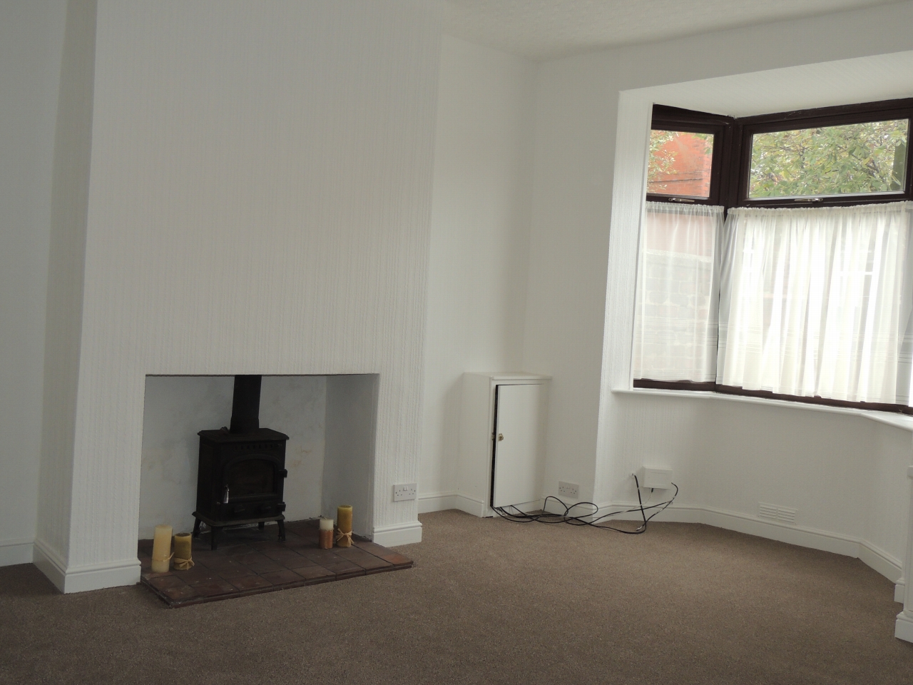 2 bedroom mid terraced house Let in Chorley - Lounge