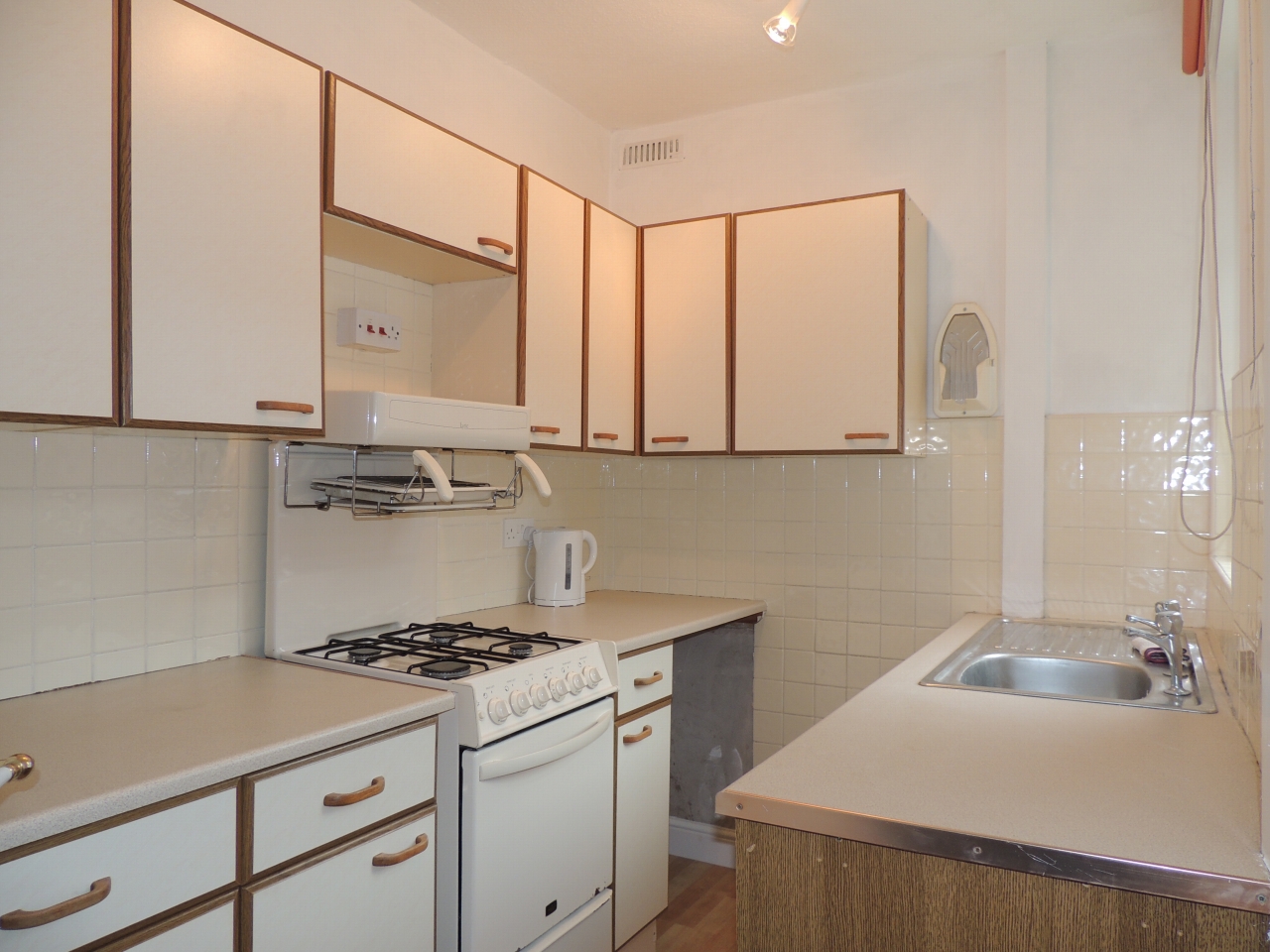 2 bedroom mid terraced house Let in Chorley - Kitchen