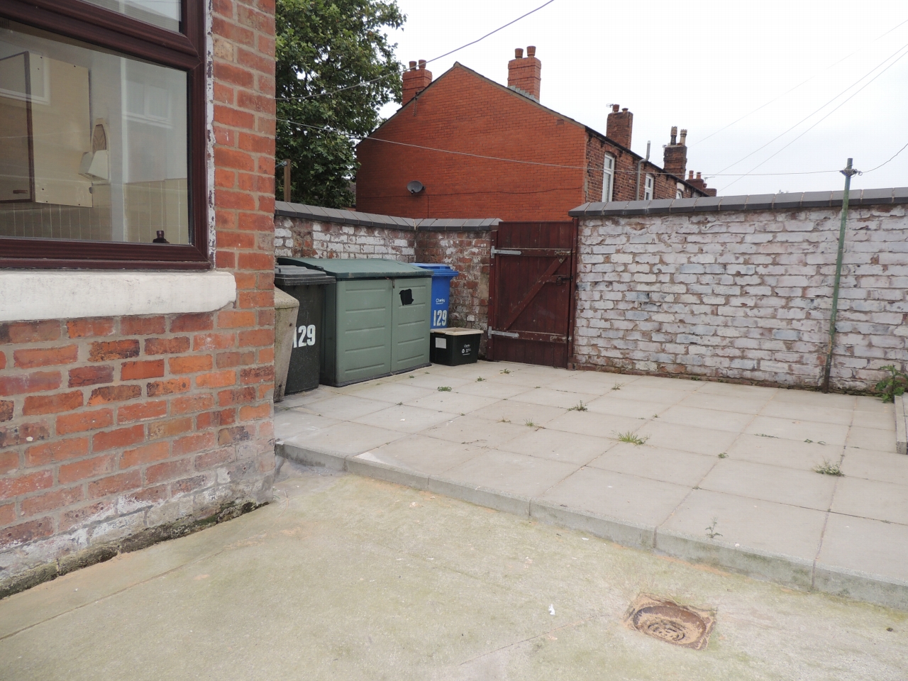 2 bedroom mid terraced house Let in Chorley - Back yard