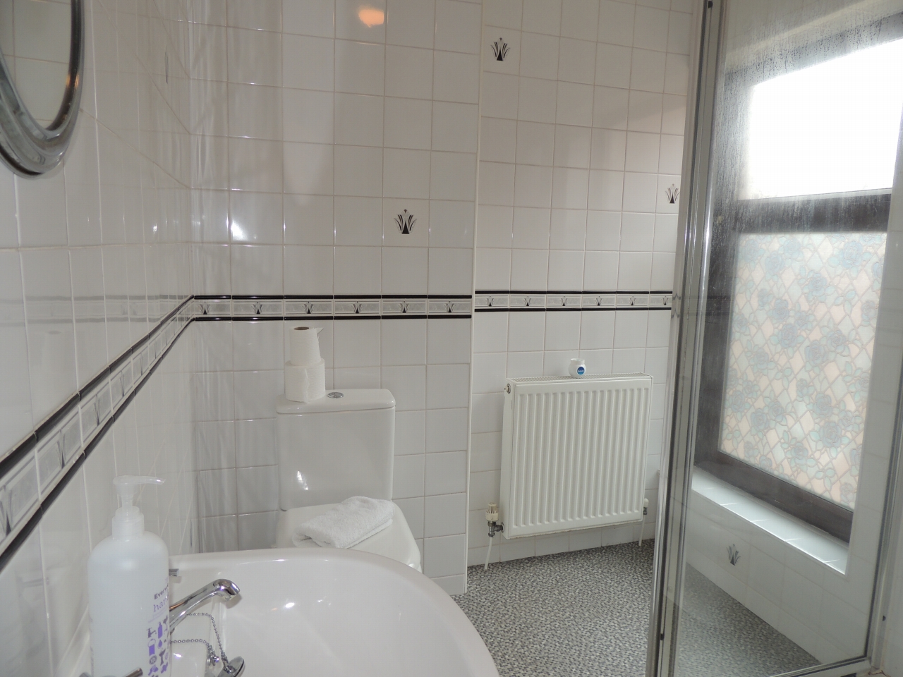 2 bedroom mid terraced house Let in Chorley - Bathroom