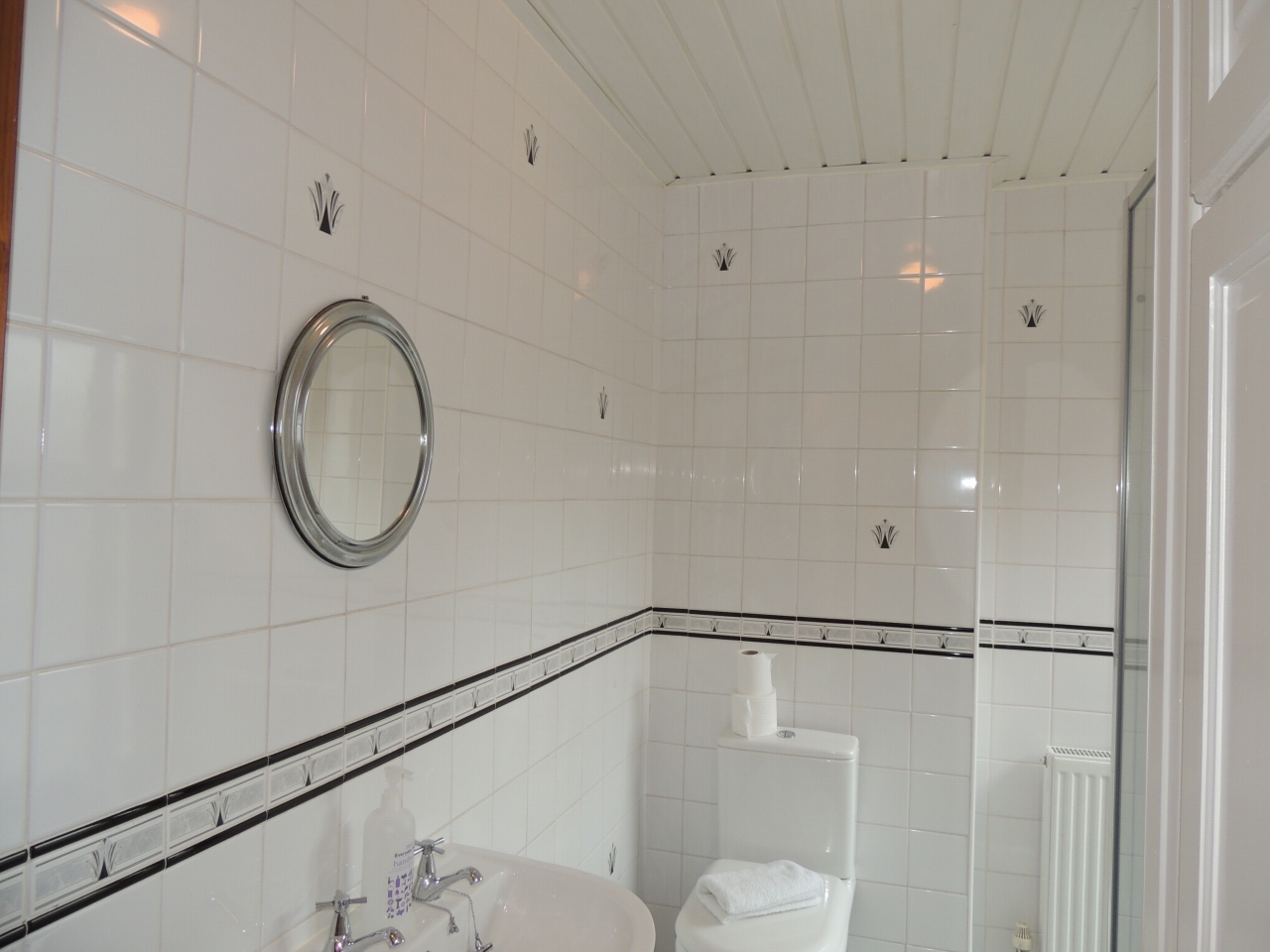 2 bedroom mid terraced house Let in Chorley - Bathroom