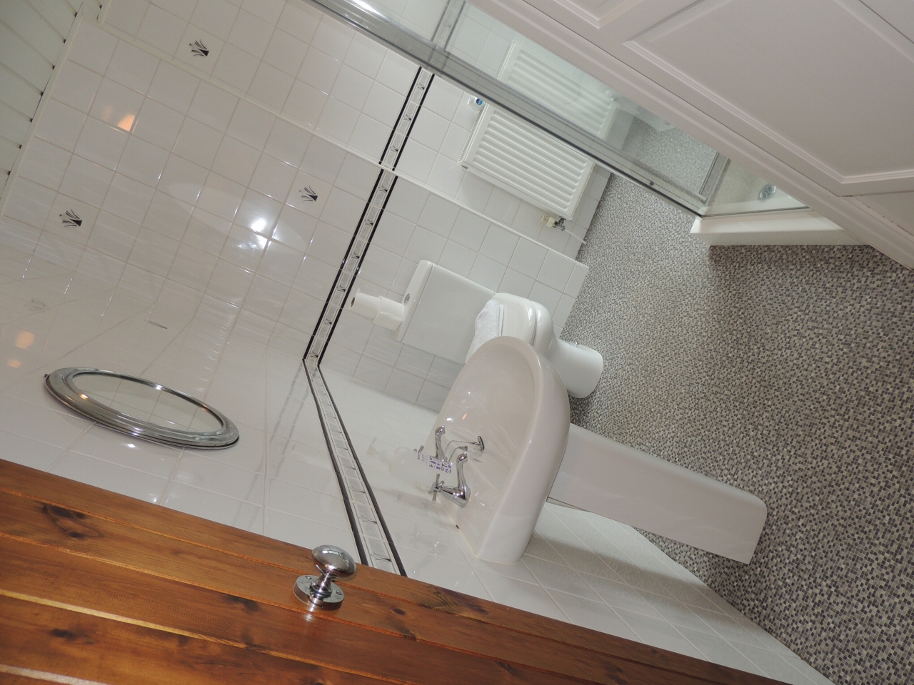 2 bedroom mid terraced house Let in Chorley - Bathroom