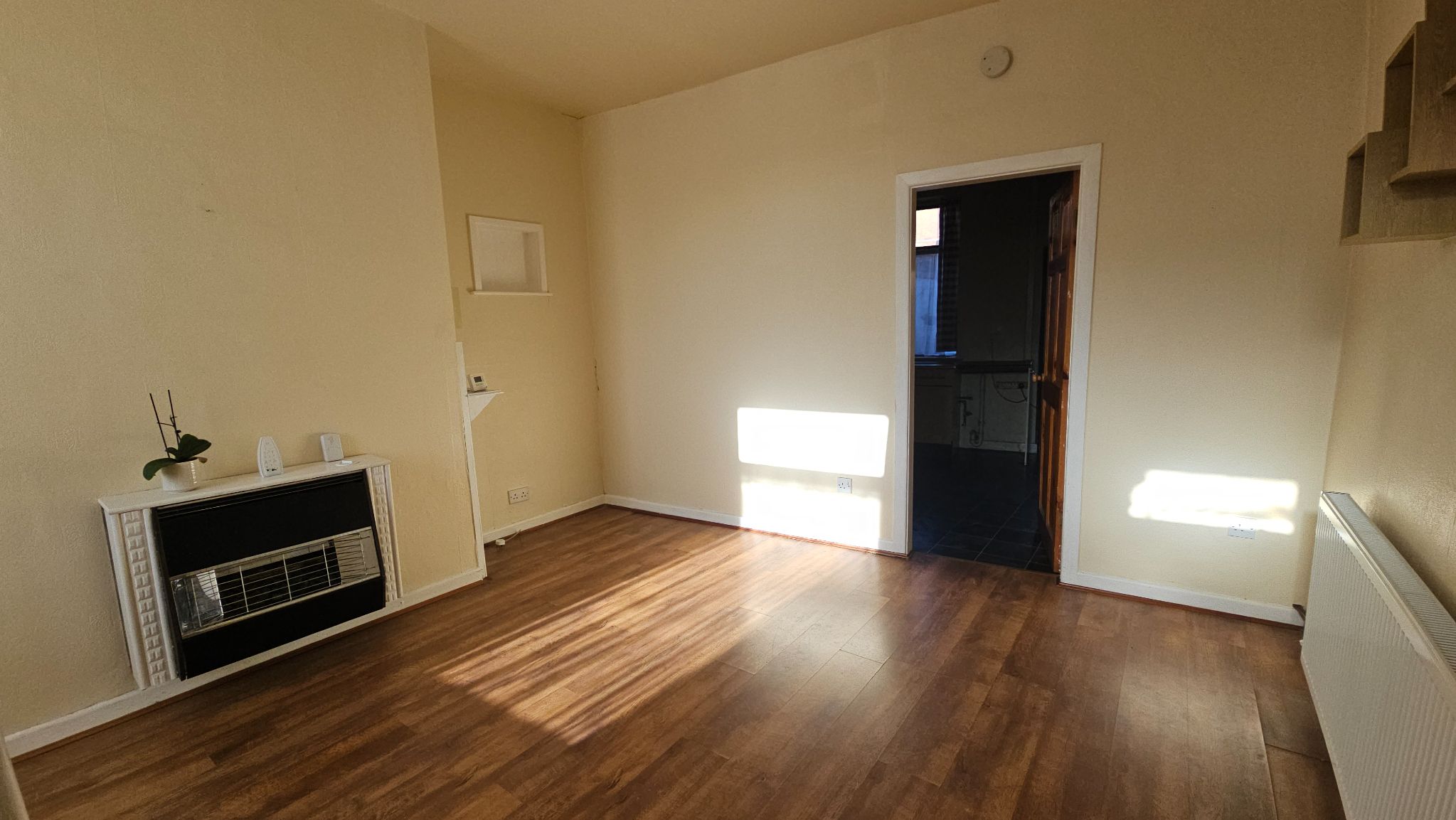 2 bedroom mid terraced house Let in Chorley - Lounge