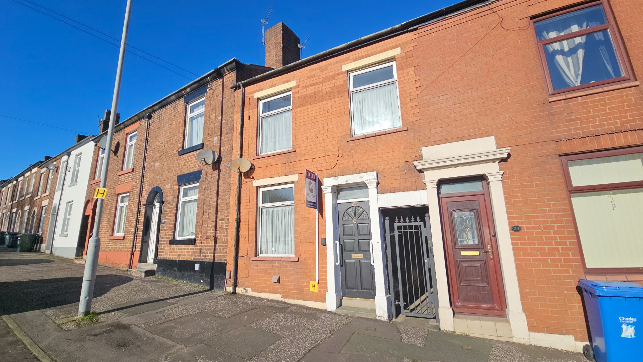 2 bedroom mid terraced house Let in Chorley - Front