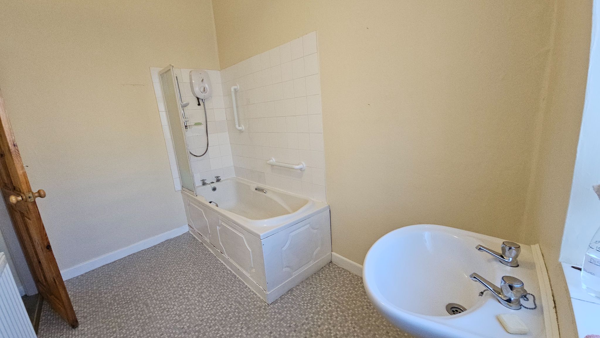 2 bedroom mid terraced house Let in Chorley - family bathroom
