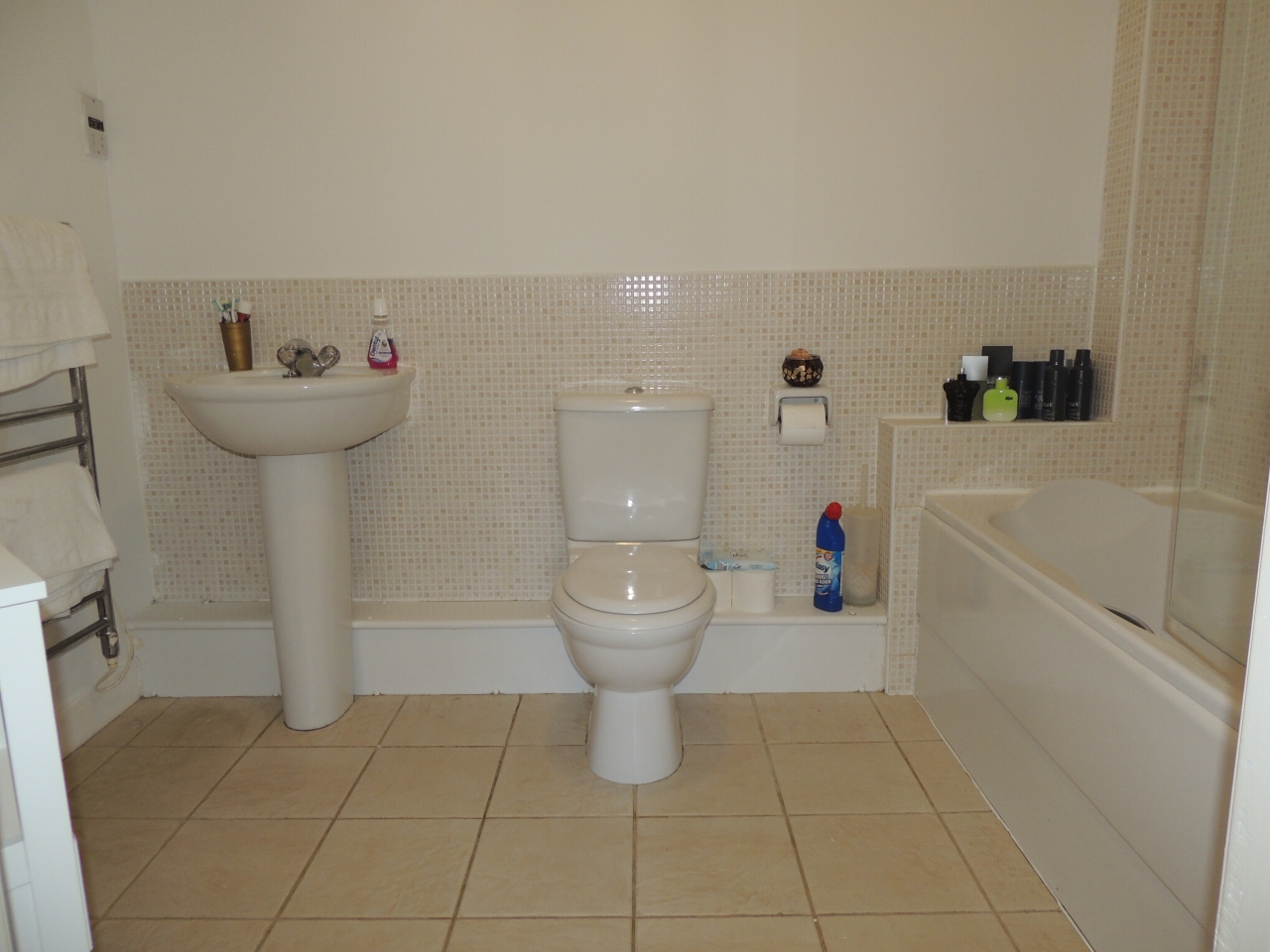 2 bedroom apartment flat/apartment Let in Chorley - Family bathroom