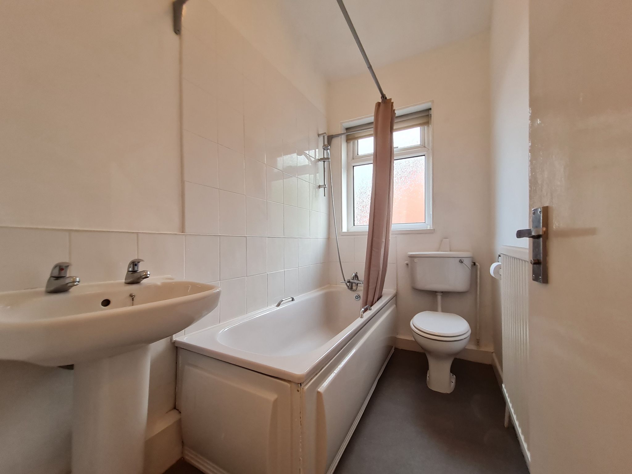 2 bedroom end terraced house Let in Chorley - Family bathroom