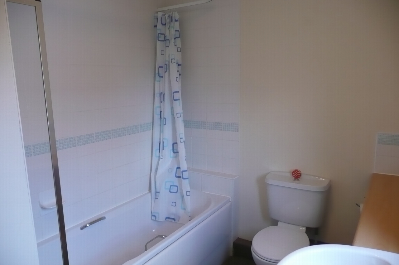 1 bedroom apartment flat/apartment Let in Chorley - Photograph 3