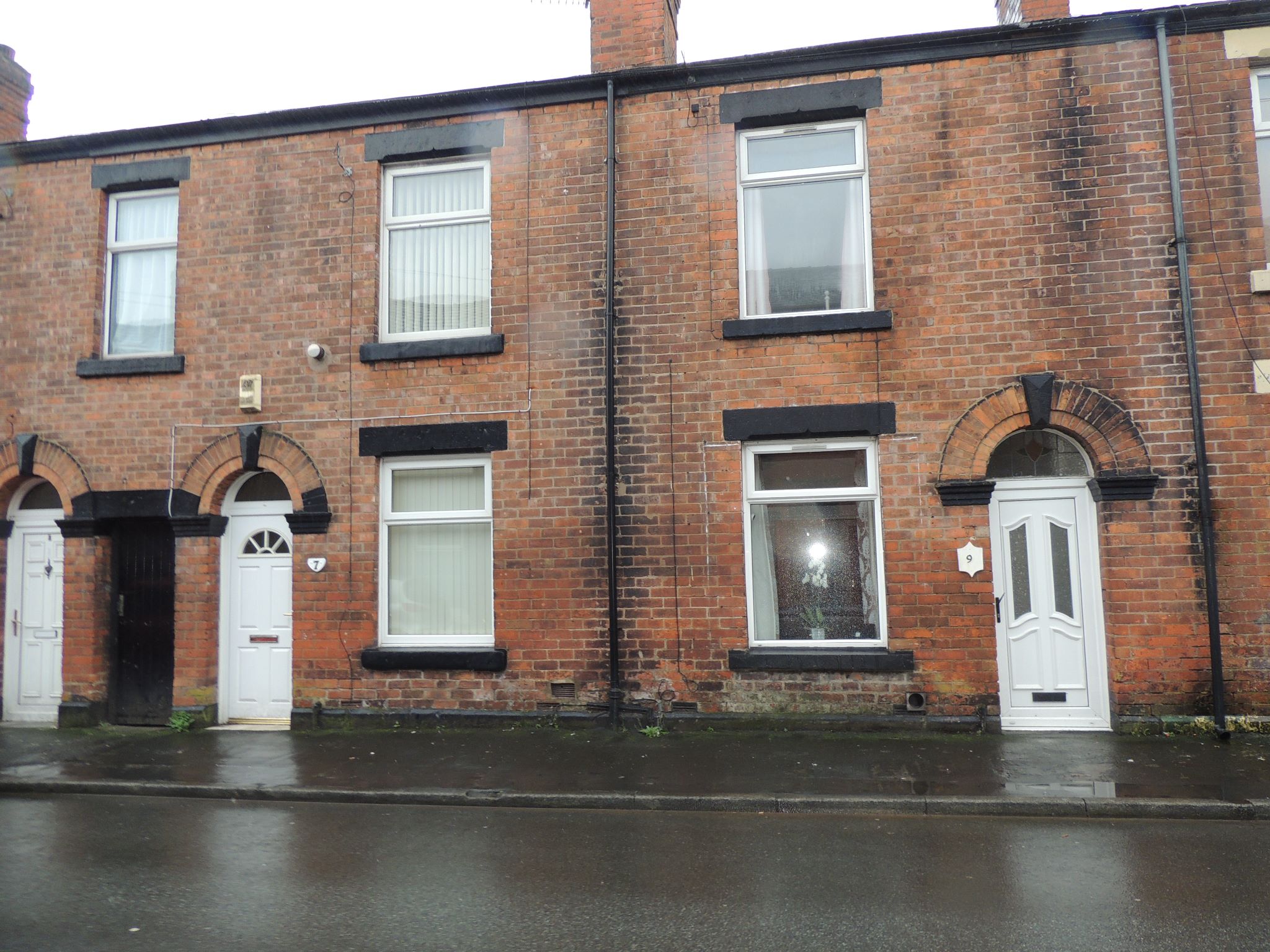 2 bedroom mid terraced house To Let in Chorley - Property photograph