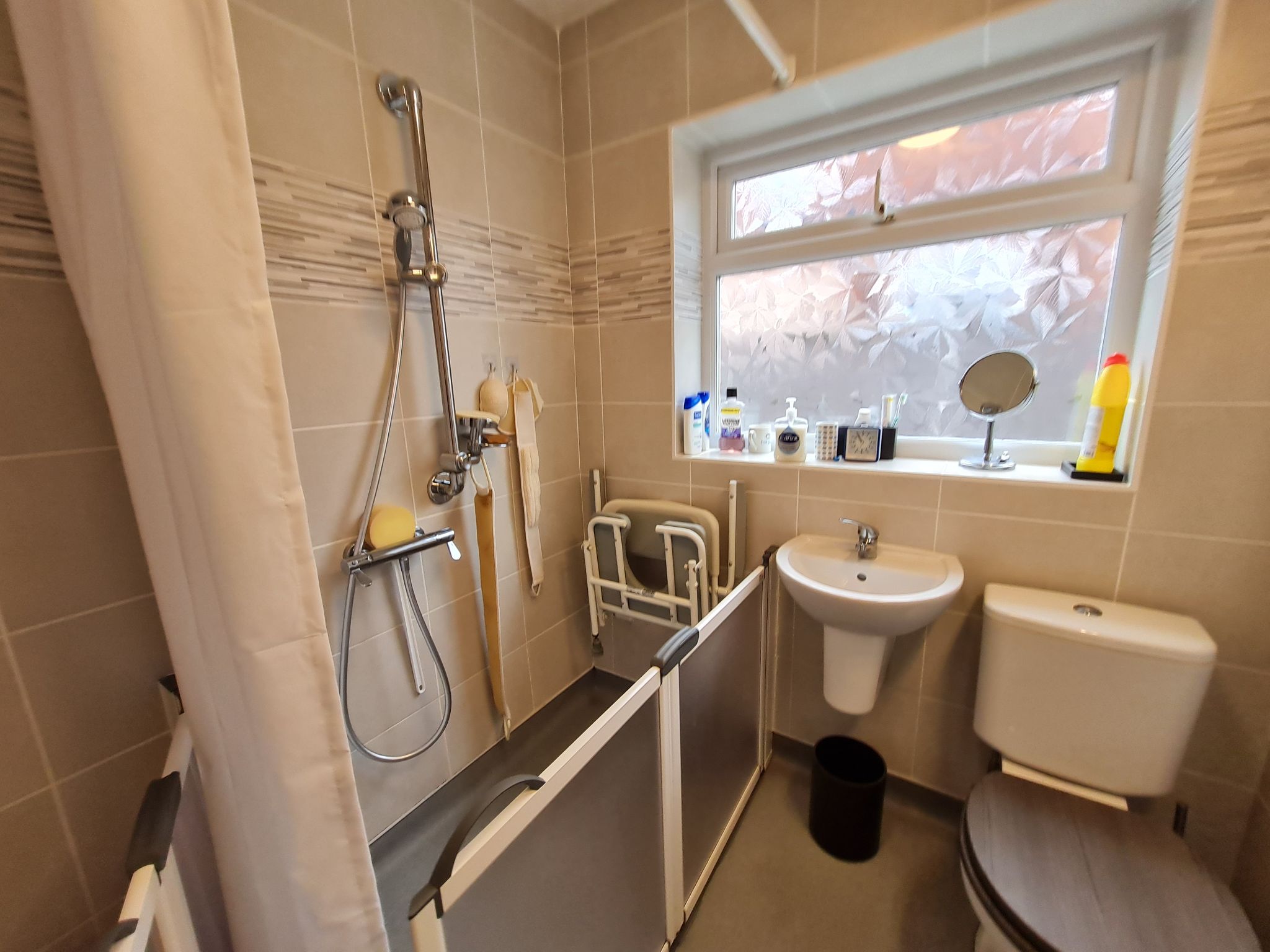 2 bedroom detached bungalow Let in Leyland - Photograph 2