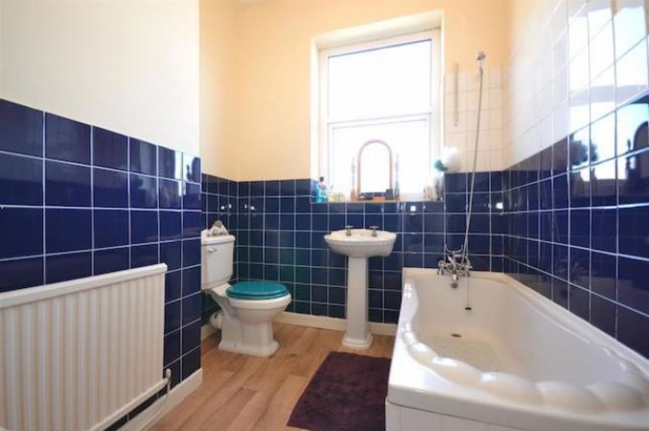 2 bedroom mid terraced house Let in Chorley - Photograph 4