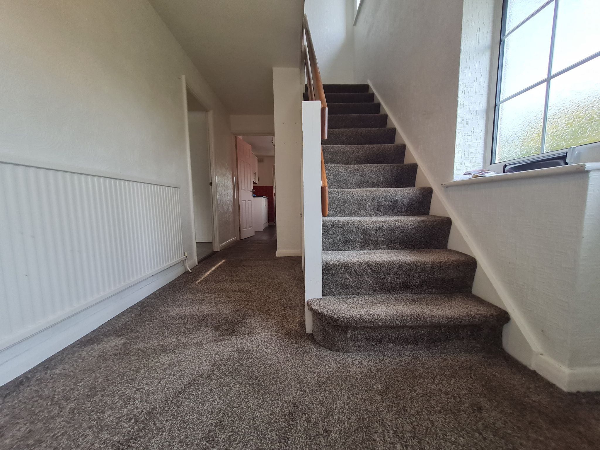 4 bedroom detached house Let in Chorley - hallway