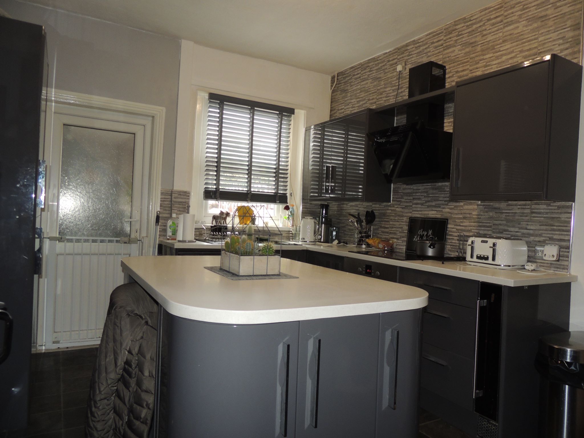 2 bedroom mid terraced house Let in Chorley - Photograph 2