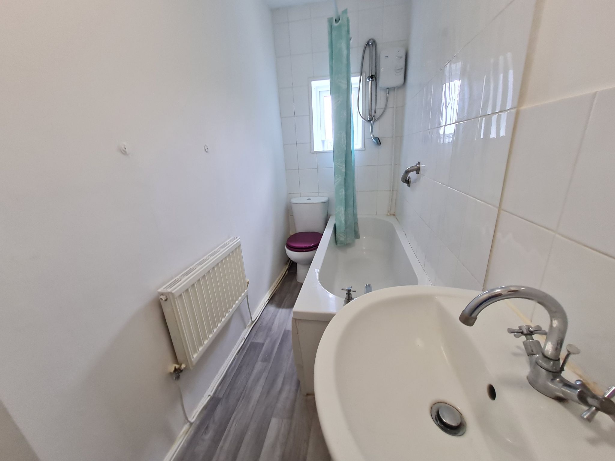 2 bedroom mid terraced house Let in Bolton - Bathroom