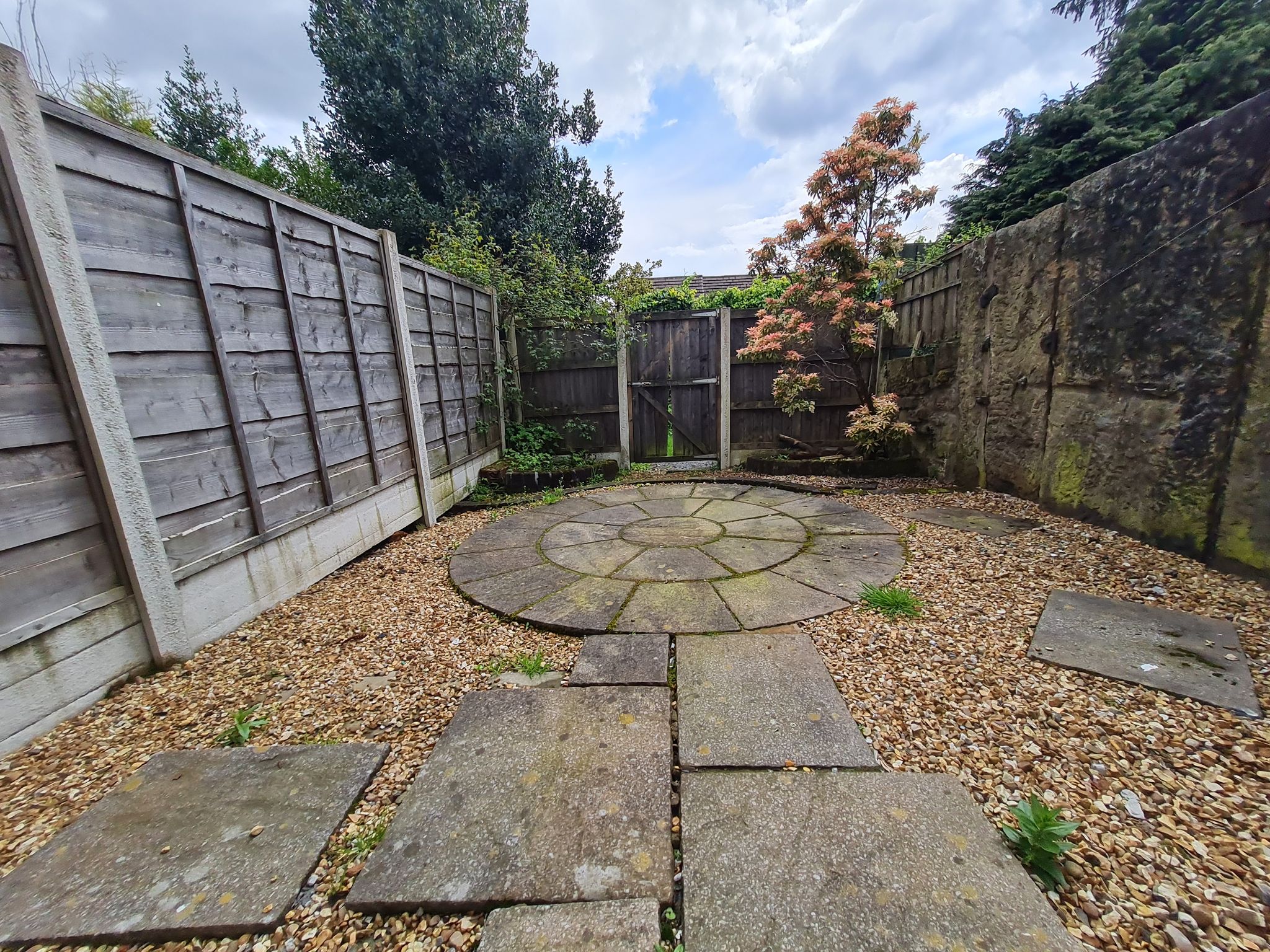 2 bedroom mid terraced house Let in Bolton - back yard