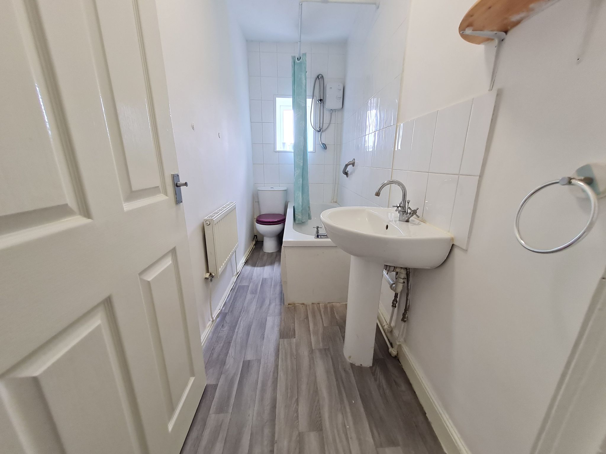 2 bedroom mid terraced house Let in Bolton - bathroom