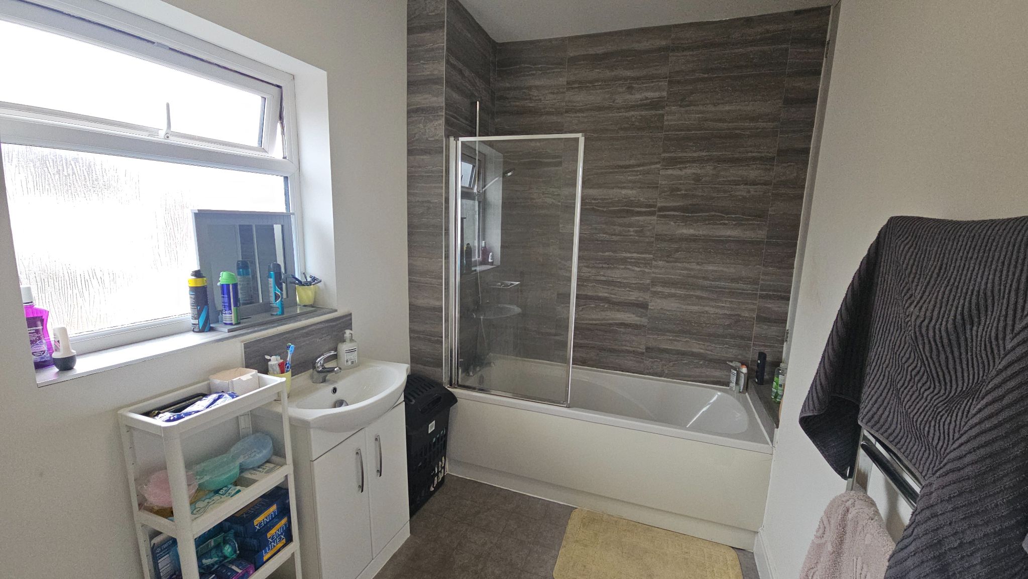 2 bedroom cottage house To Let in Chorley - bathroom