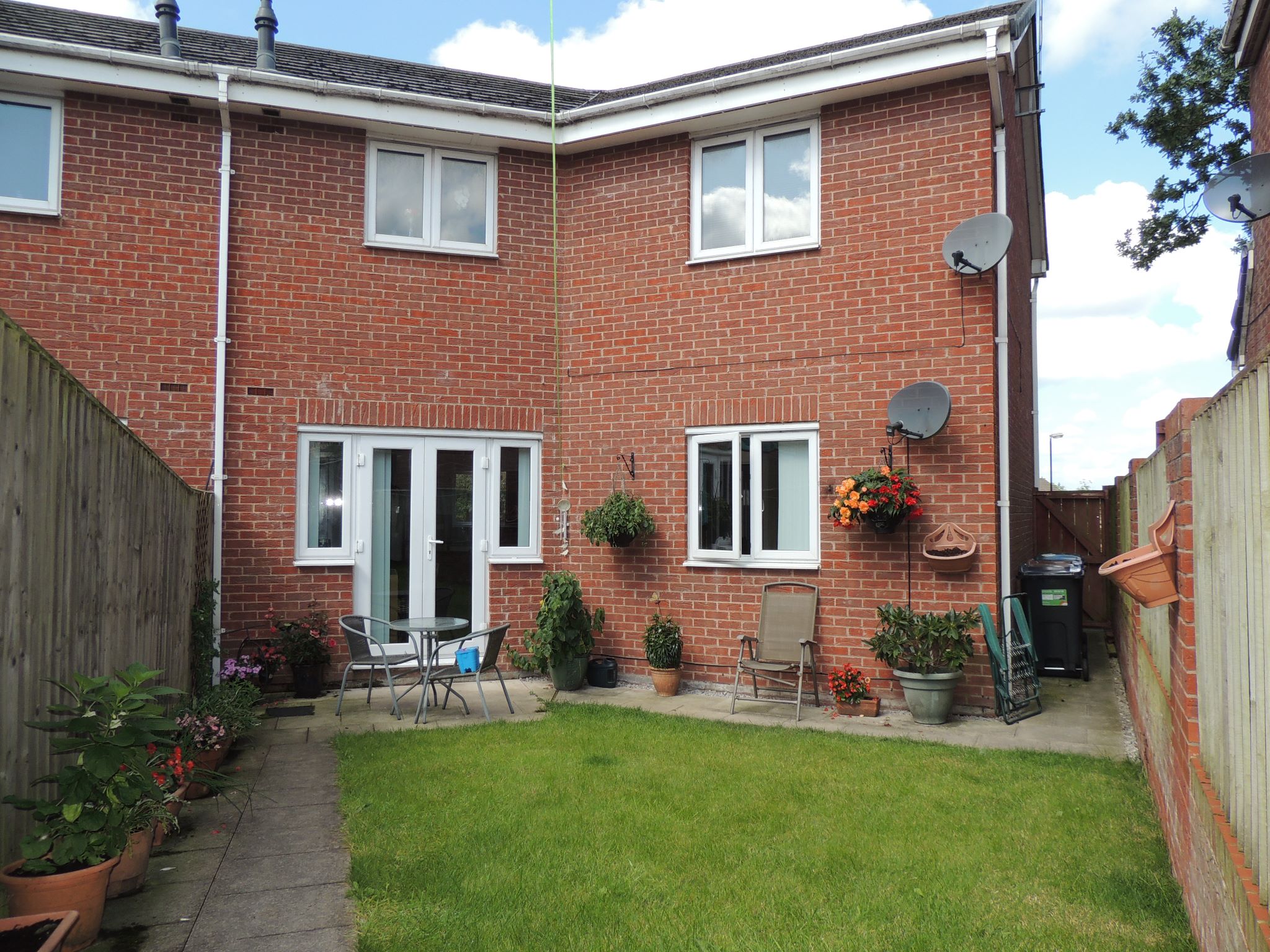 2 bedroom apartment flat/apartment Let in Chorley - garden