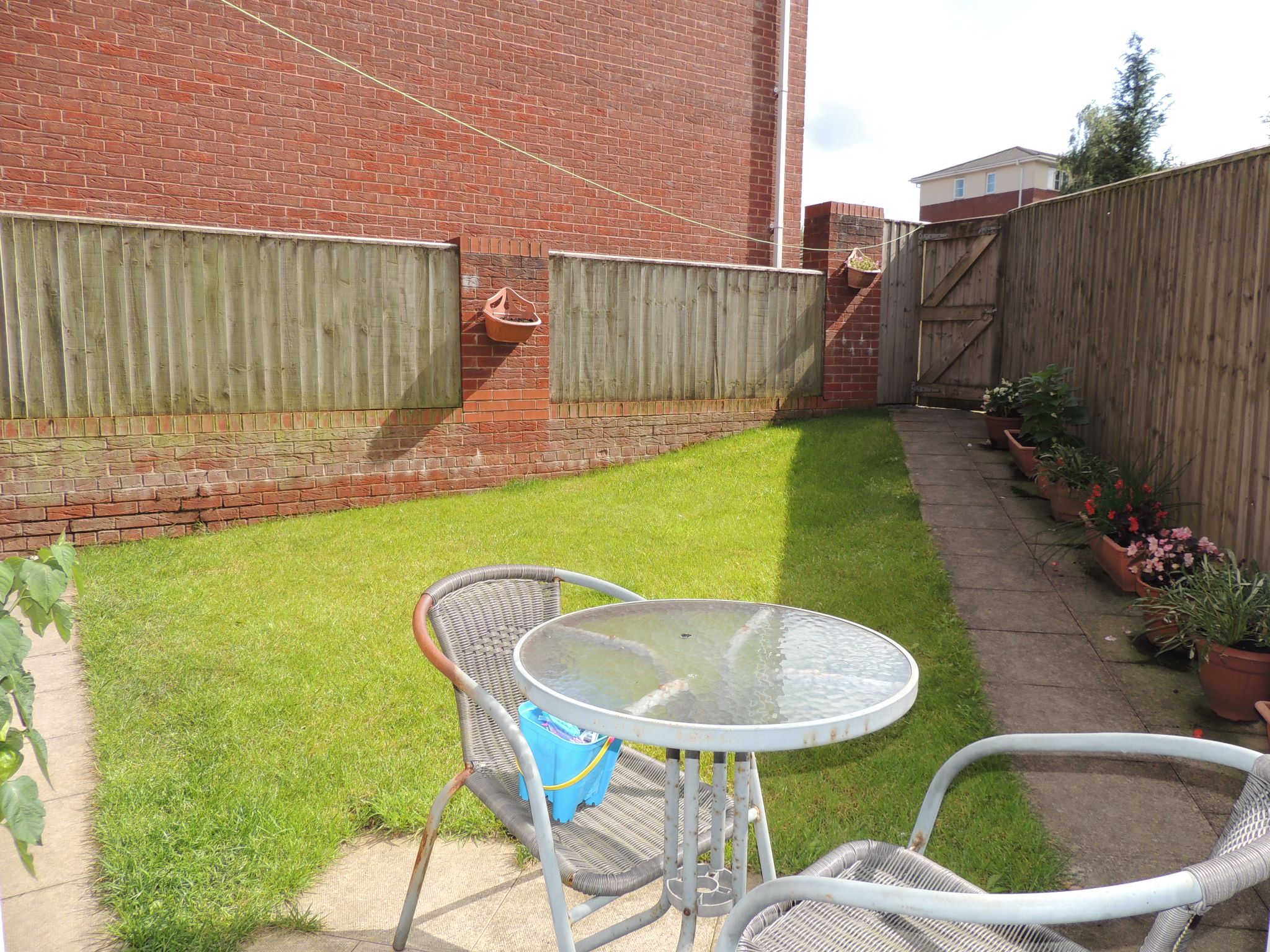 2 bedroom apartment flat/apartment Let in Chorley - back garden