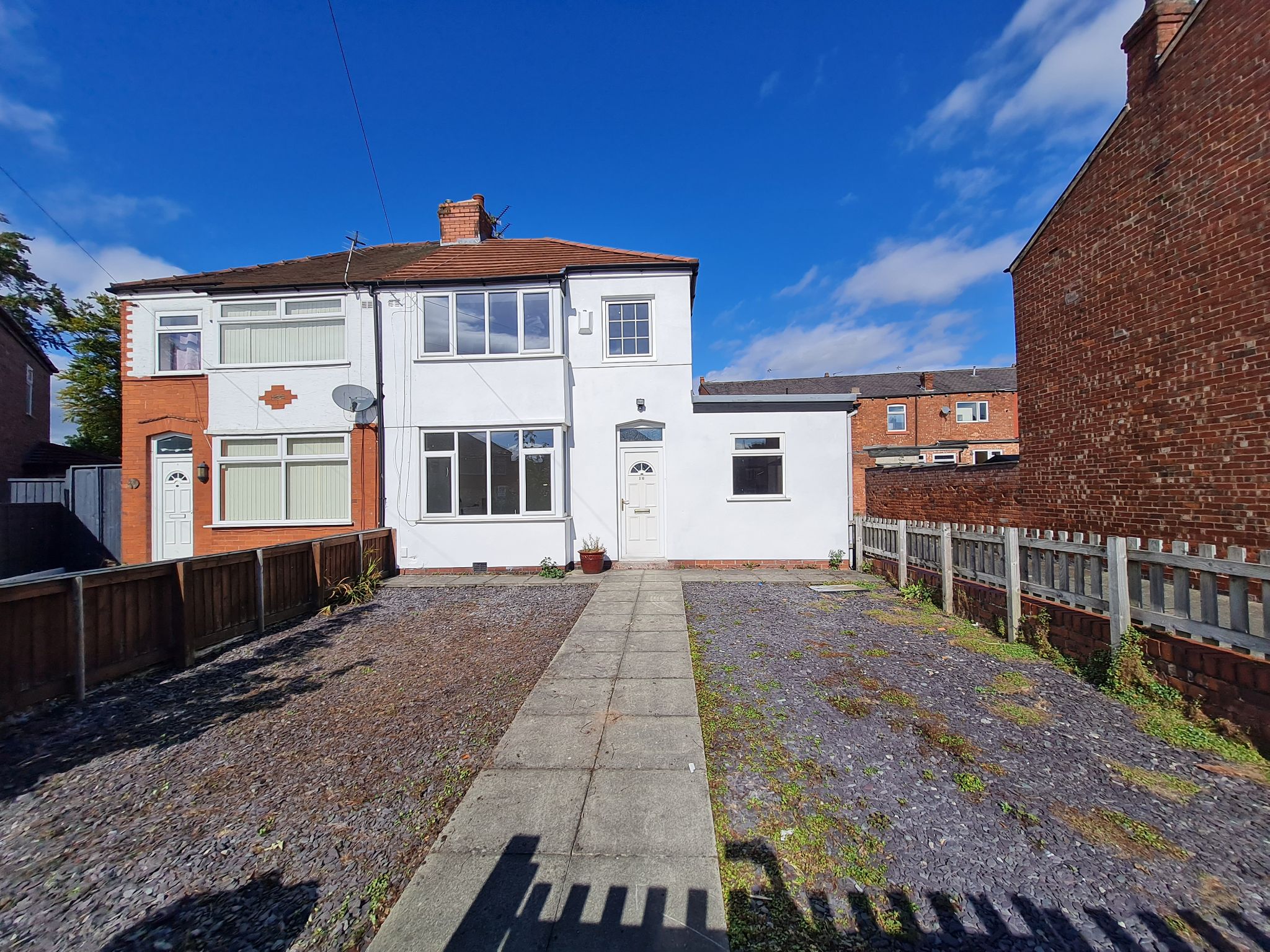 3 bedroom semi-detached house Let in Leyland - Front