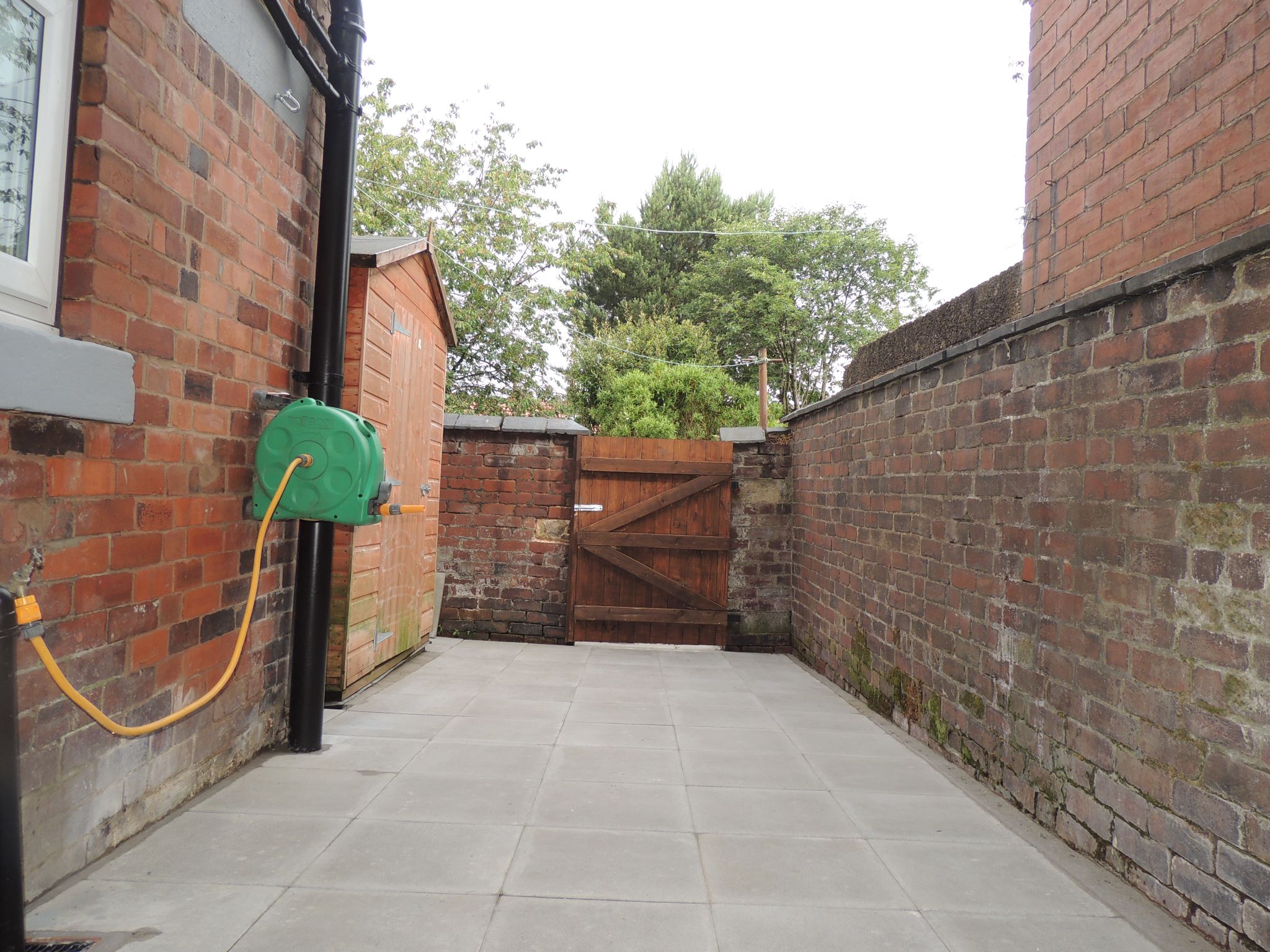 3 bedroom mid terraced house Let in Chorley - Back yard