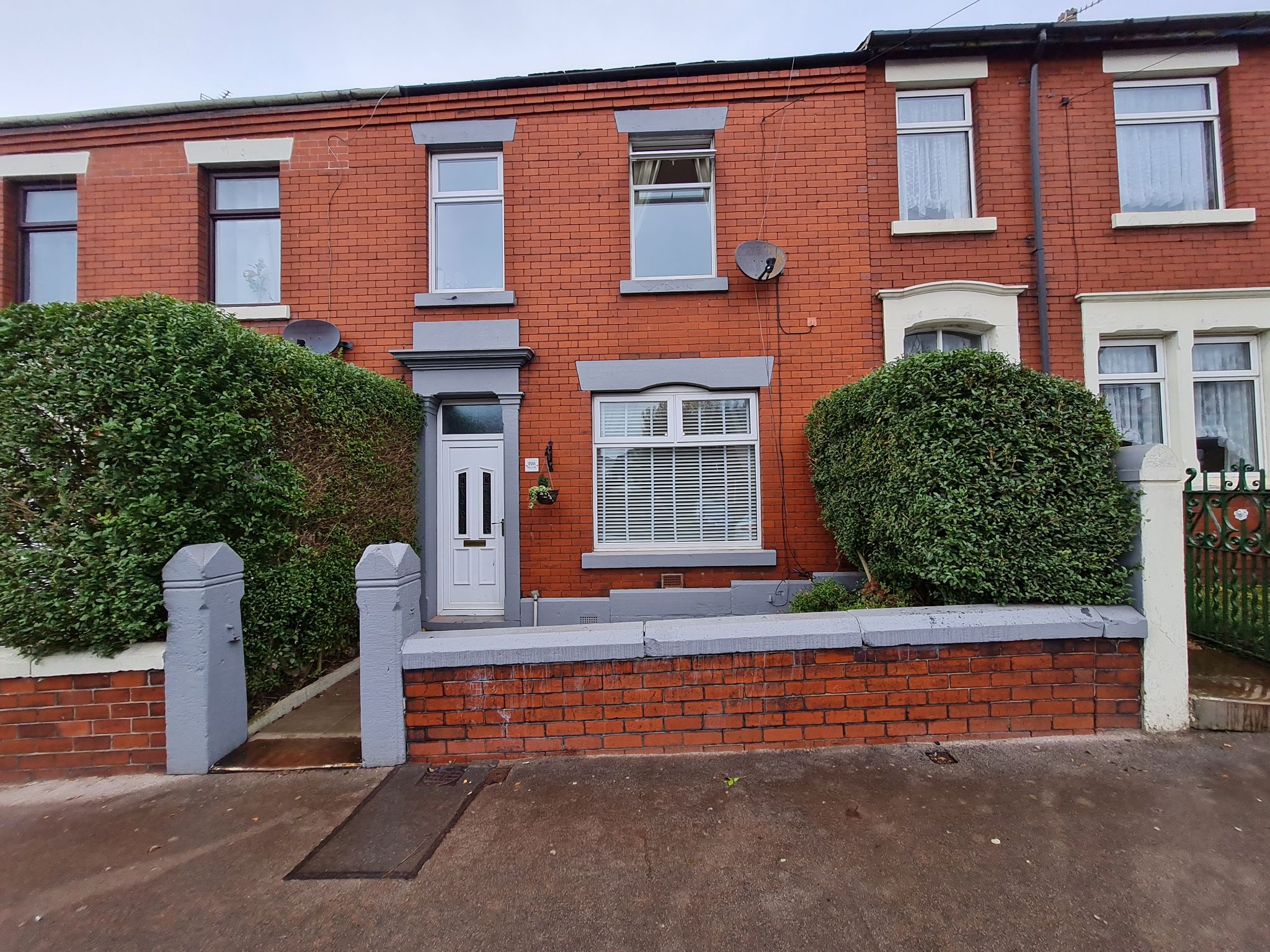 3 bedroom mid terraced house Let in Chorley - Front