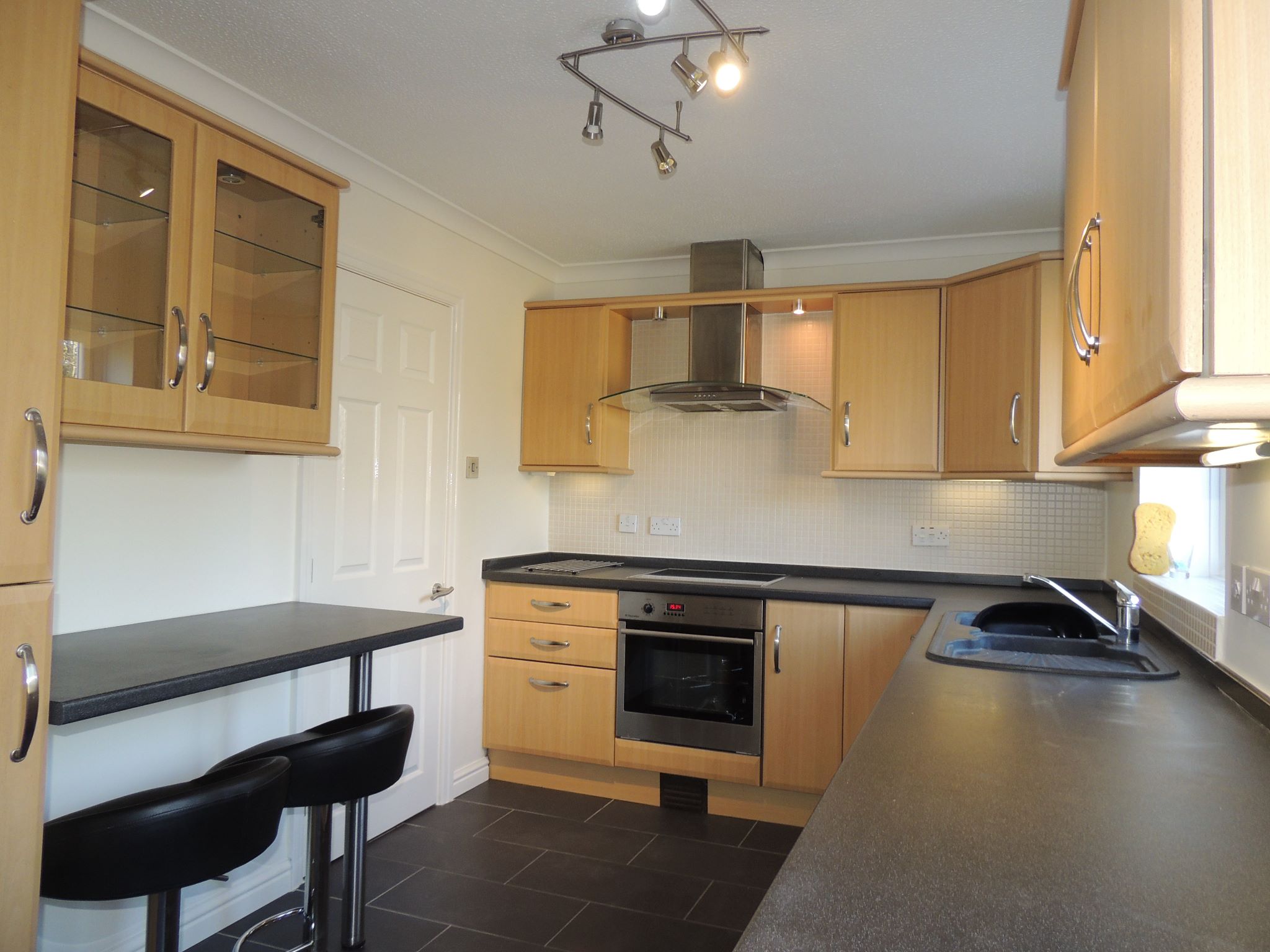 3 bedroom semi-detached house Let in Chorley - Kitchen