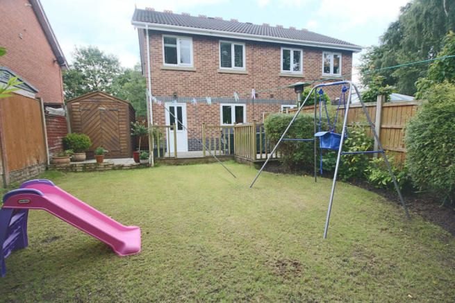 3 bedroom semi-detached house Let in Chorley - Back Garden