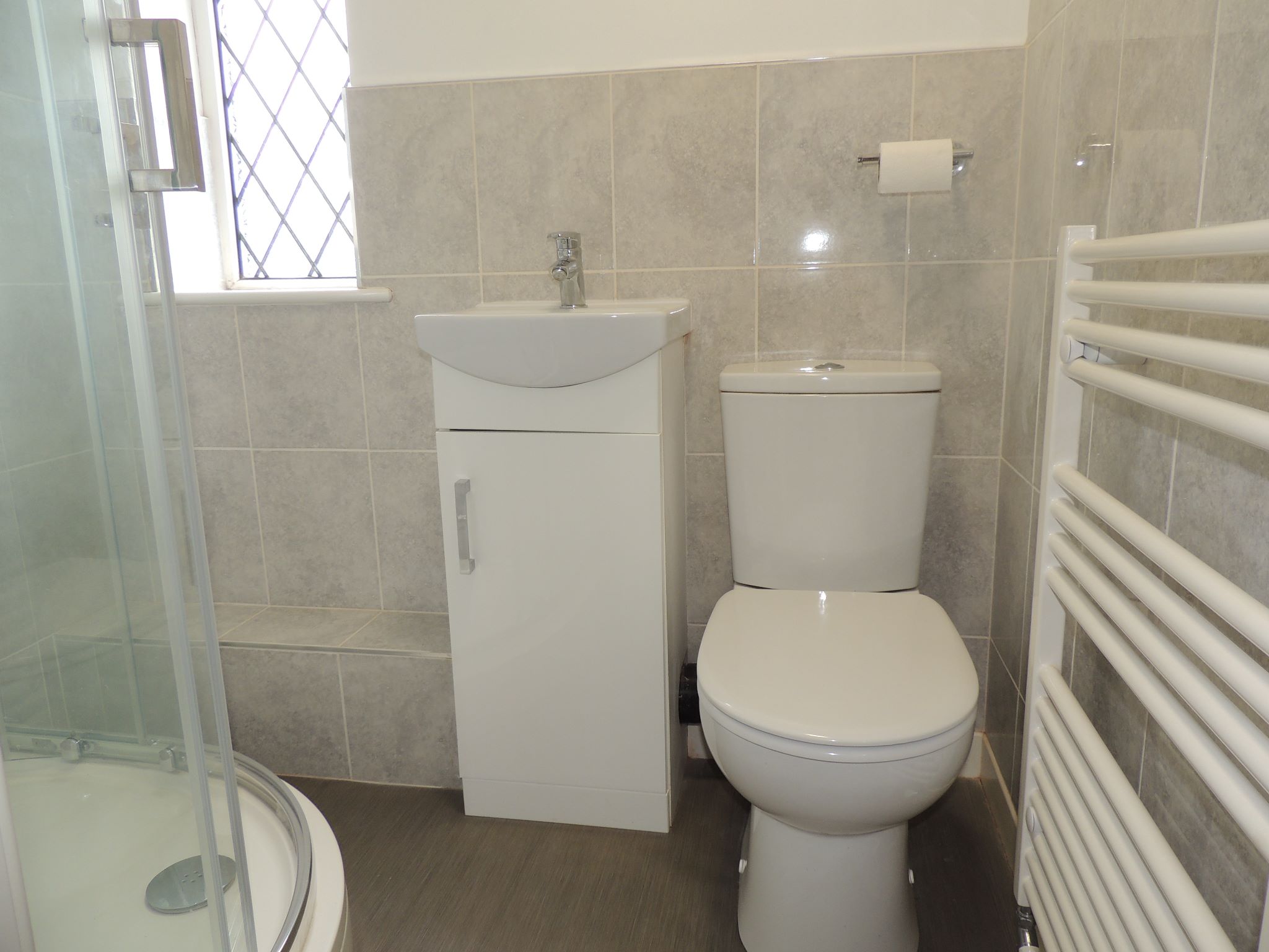 3 bedroom detached house Let in Chorley - Shower room First floor