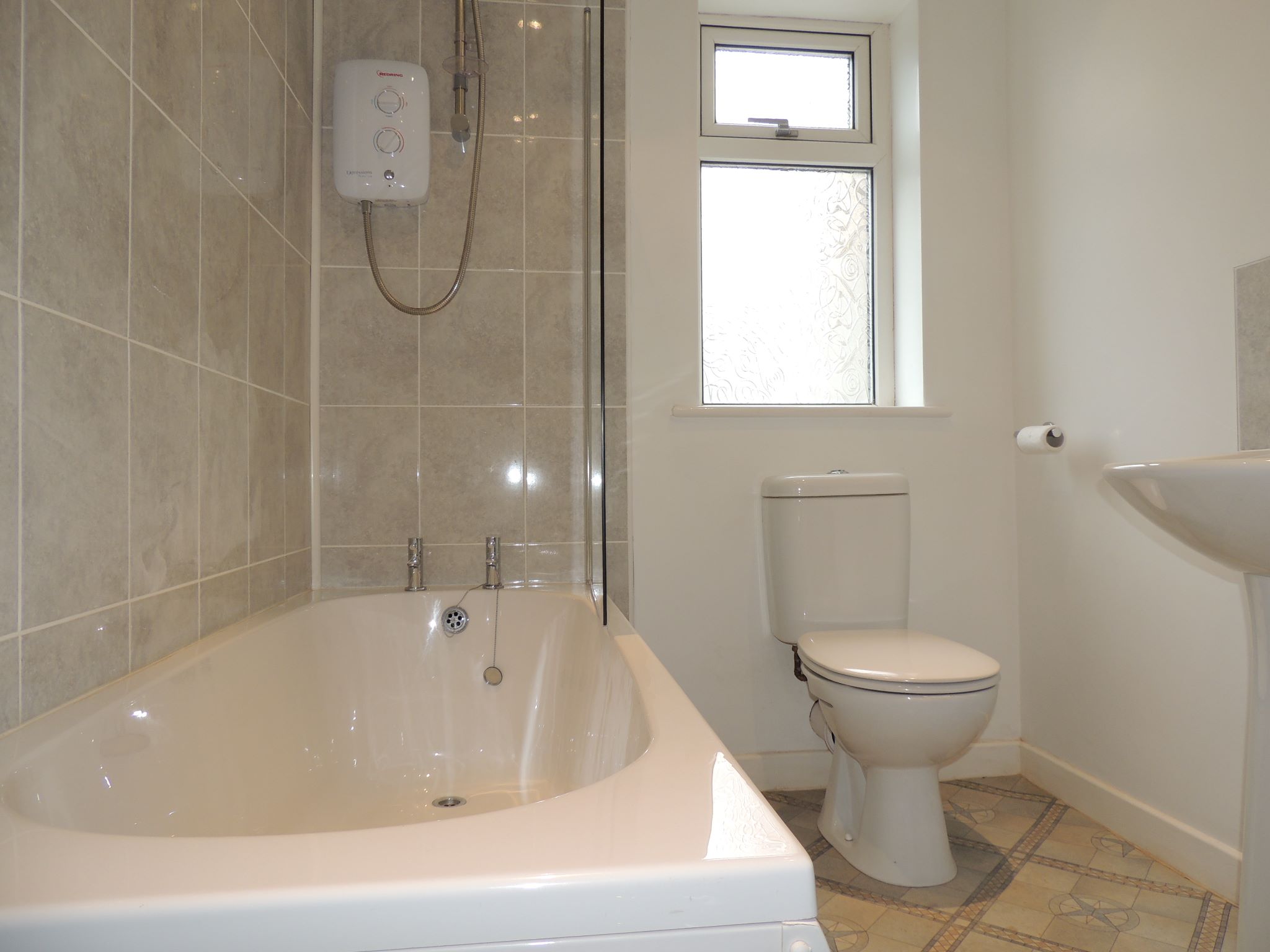 3 bedroom detached house Let in Chorley - Bathroom