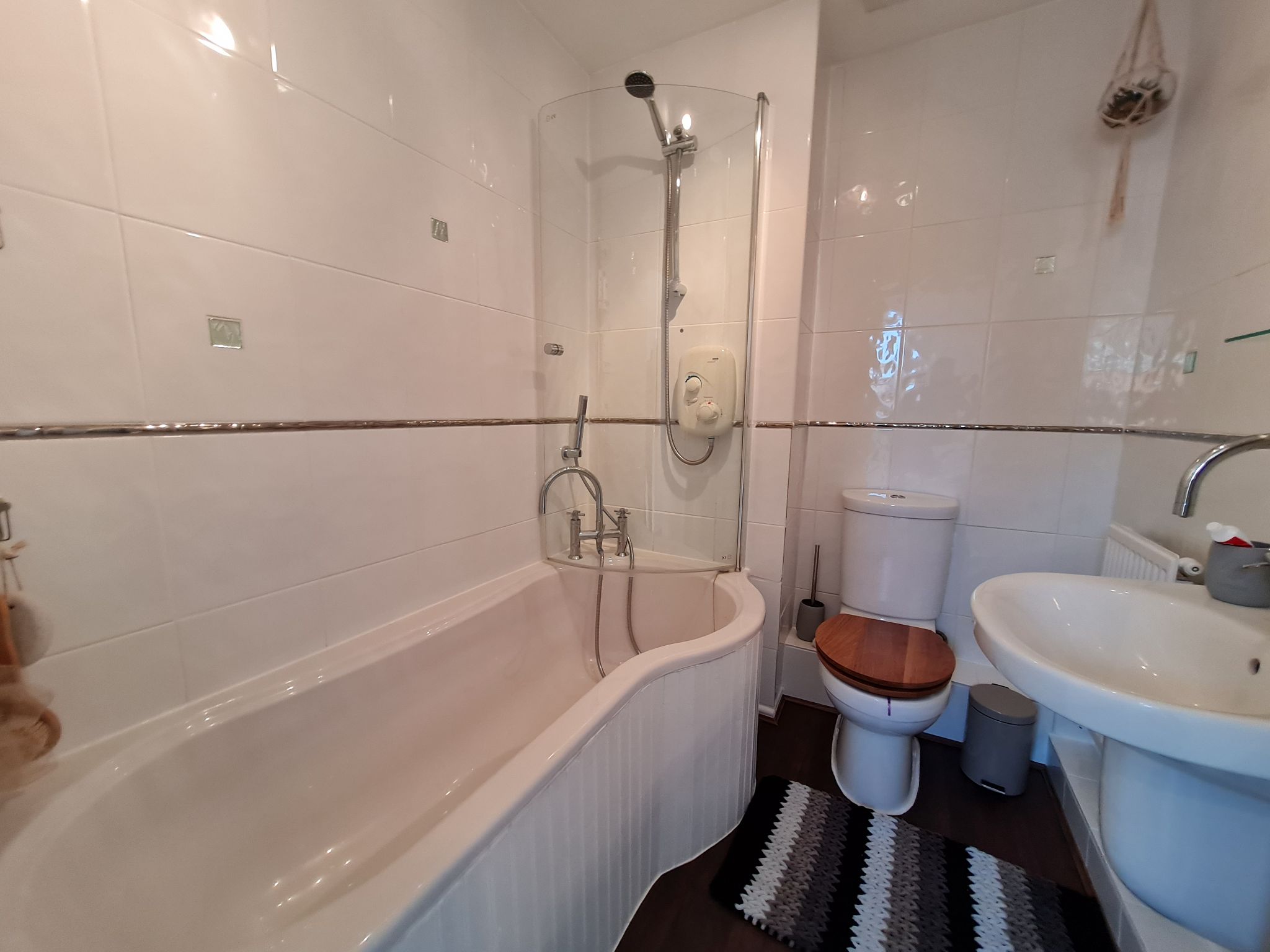 2 bedroom semi-detached house To Let in Leyland - Family bathroom