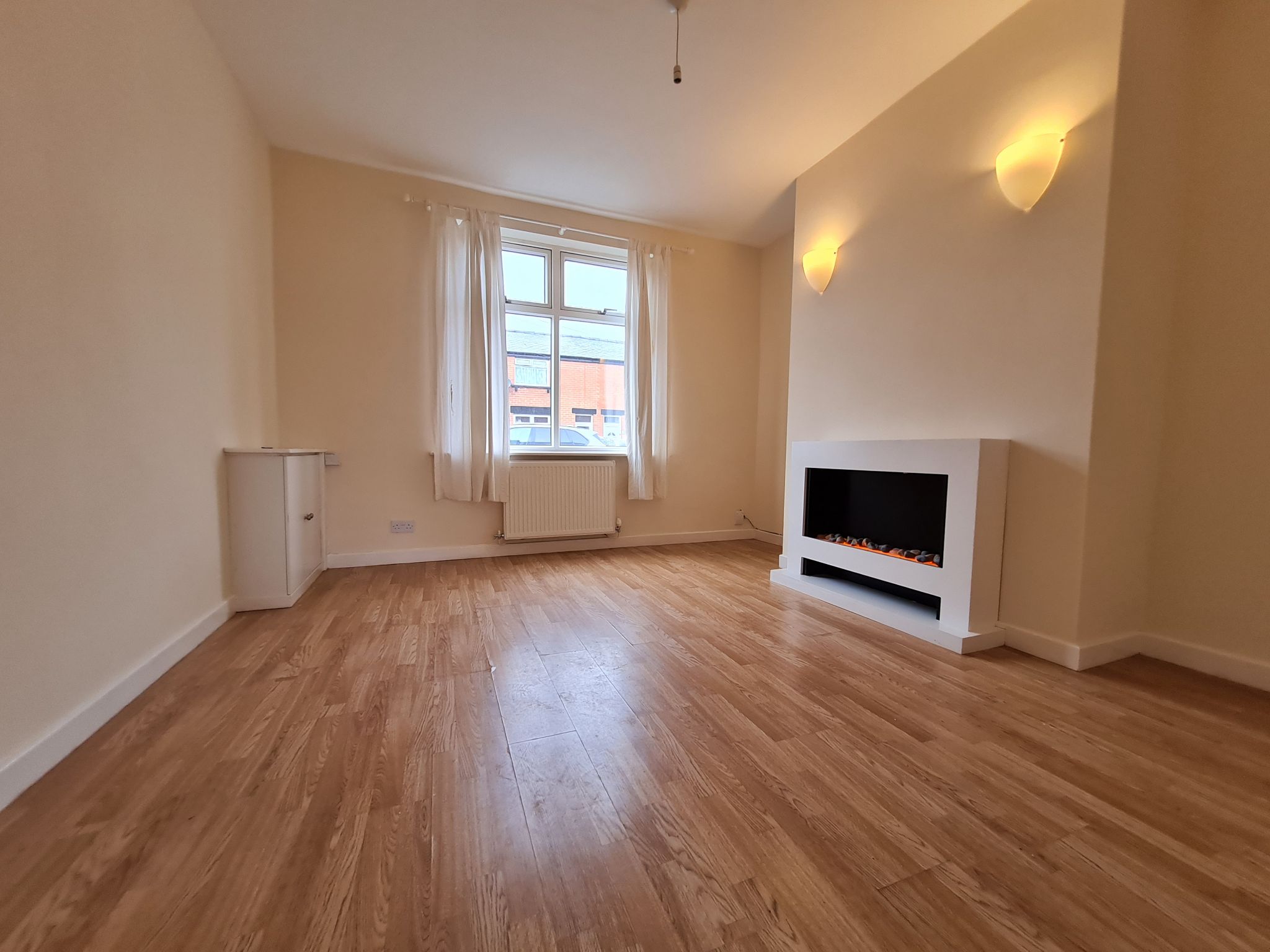 3 bedroom mid terraced house Let in Chorley - Lounge