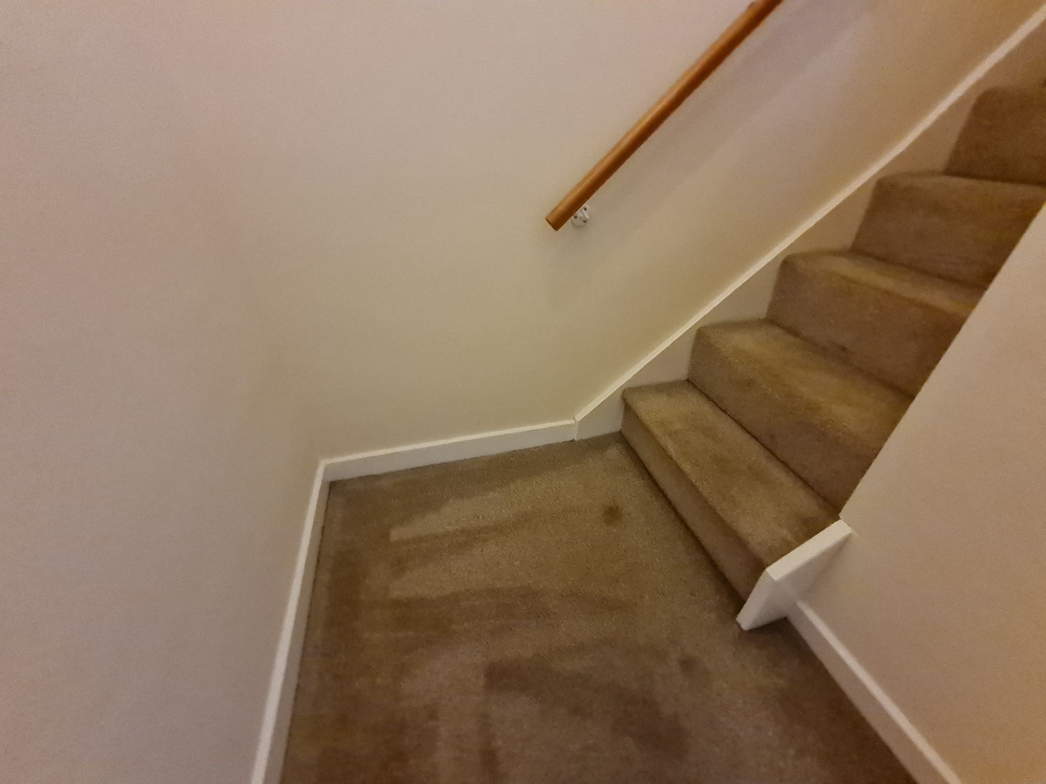 3 bedroom mid terraced house Let in Chorley - hall