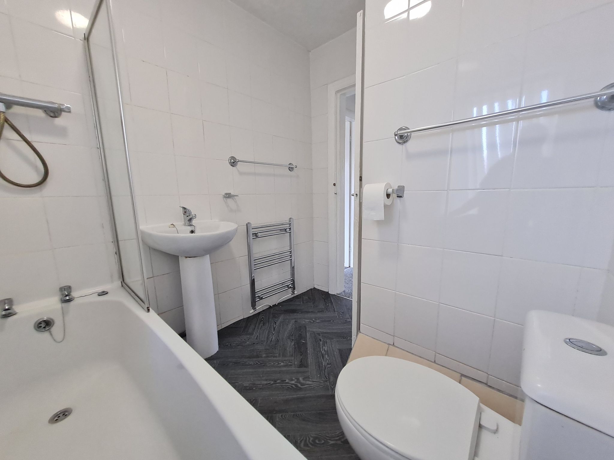 3 bedroom semi-detached house Let Agreed in Chorley - Bathroom