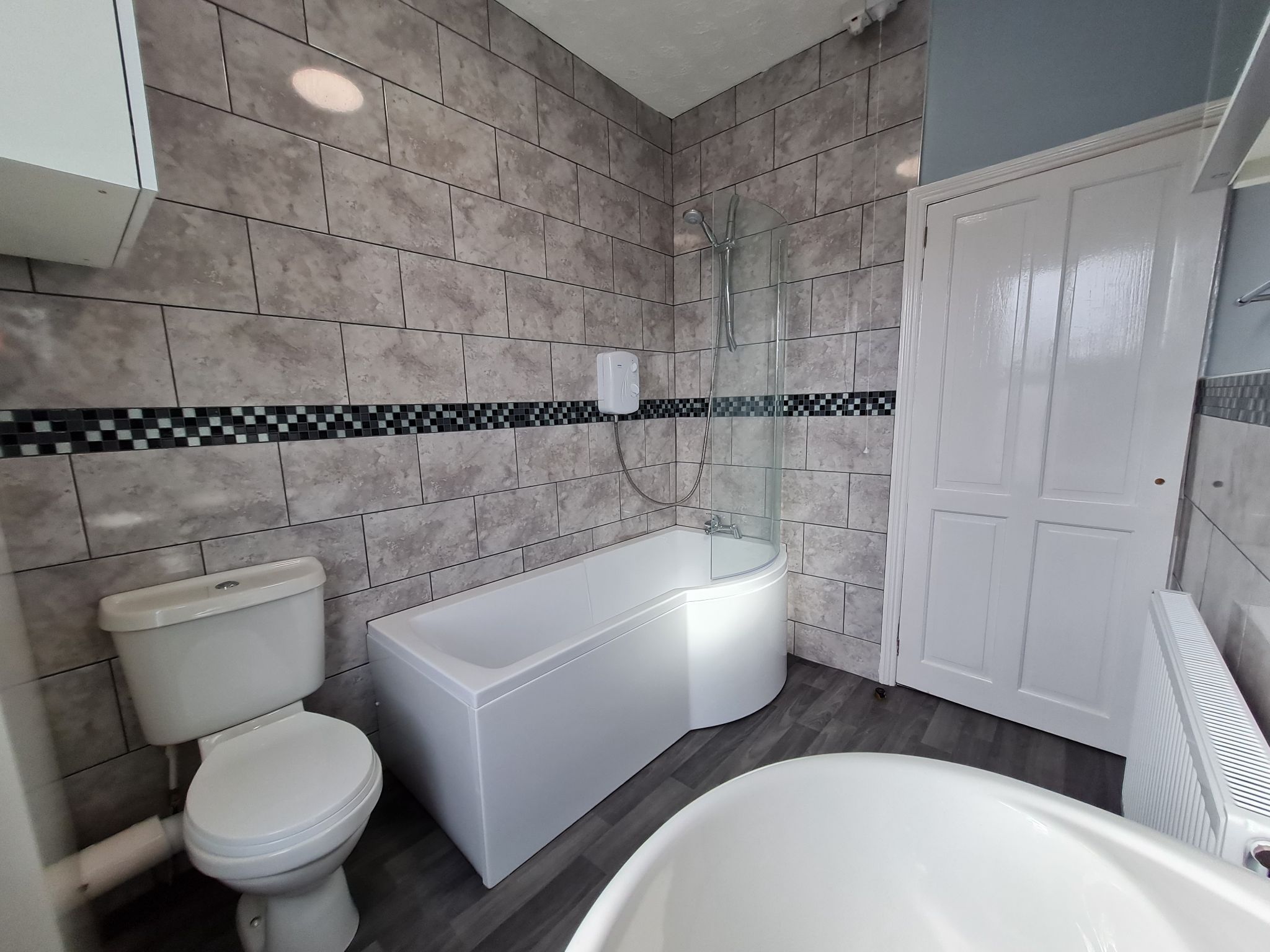 2 bedroom mid terraced house Let in Chorley - Family bathroom
