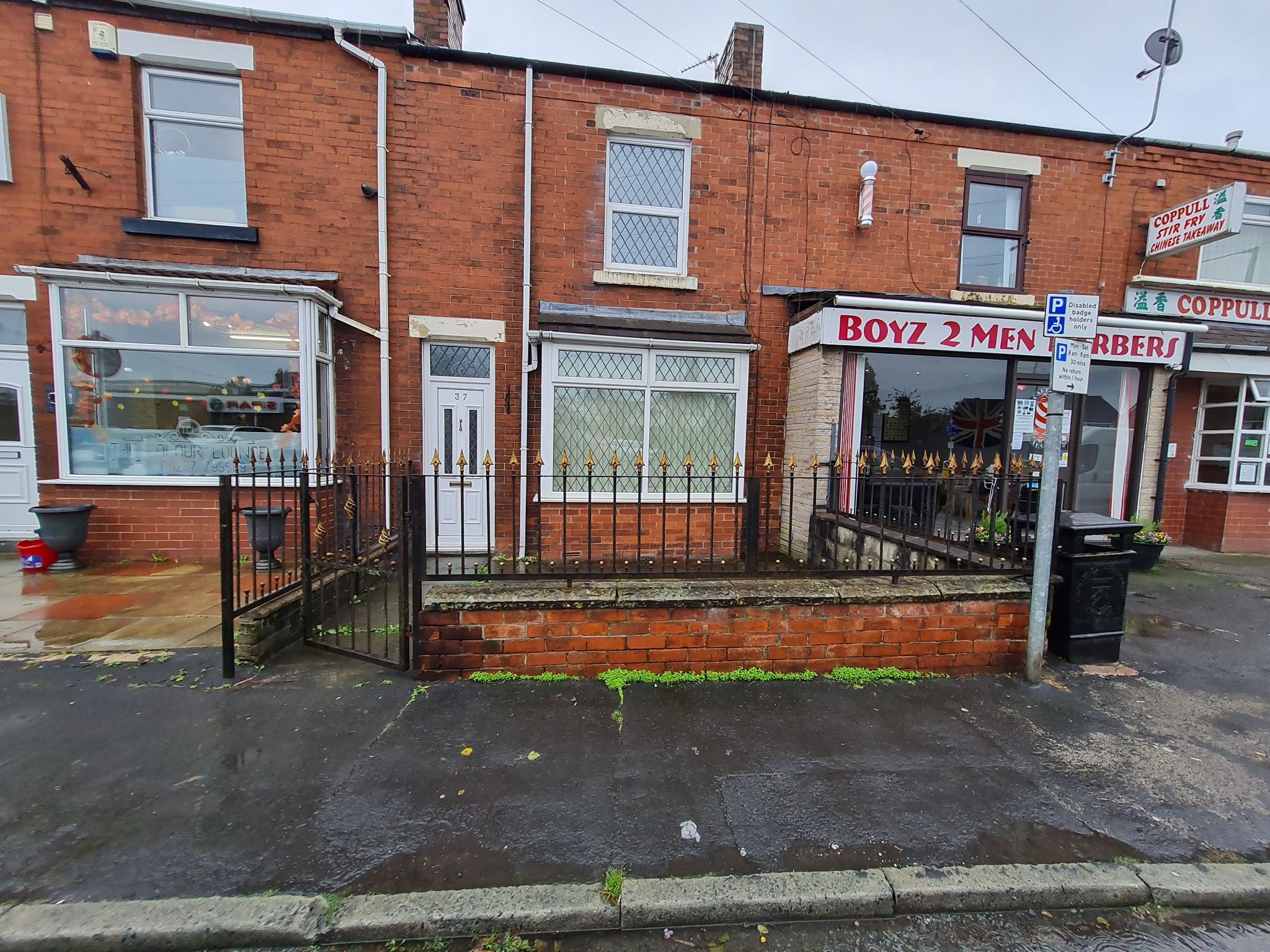 2 bedroom mid terraced house Let in Chorley - Front