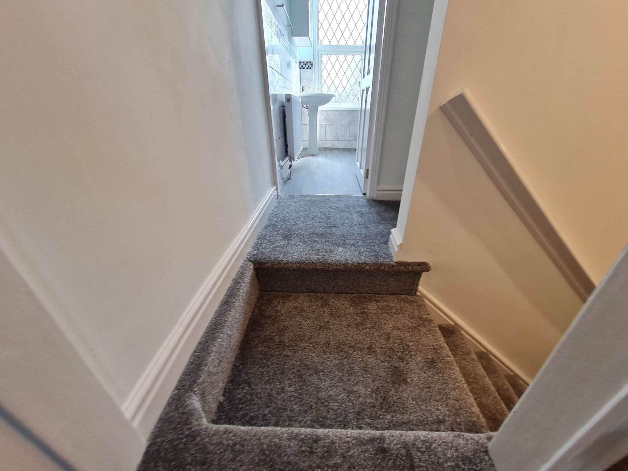 2 bedroom mid terraced house Let in Chorley - hallway