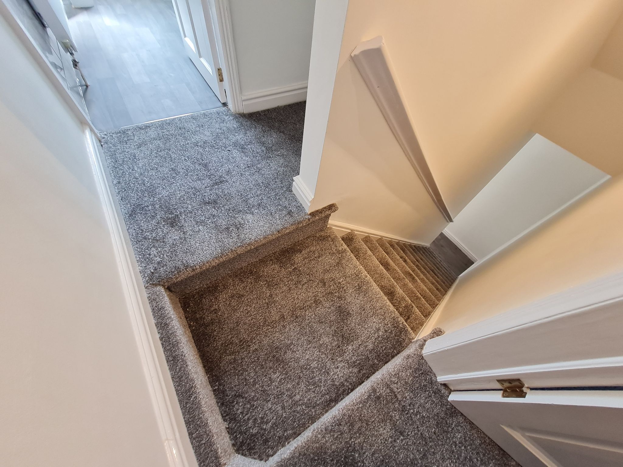 2 bedroom mid terraced house Let in Chorley - hallway