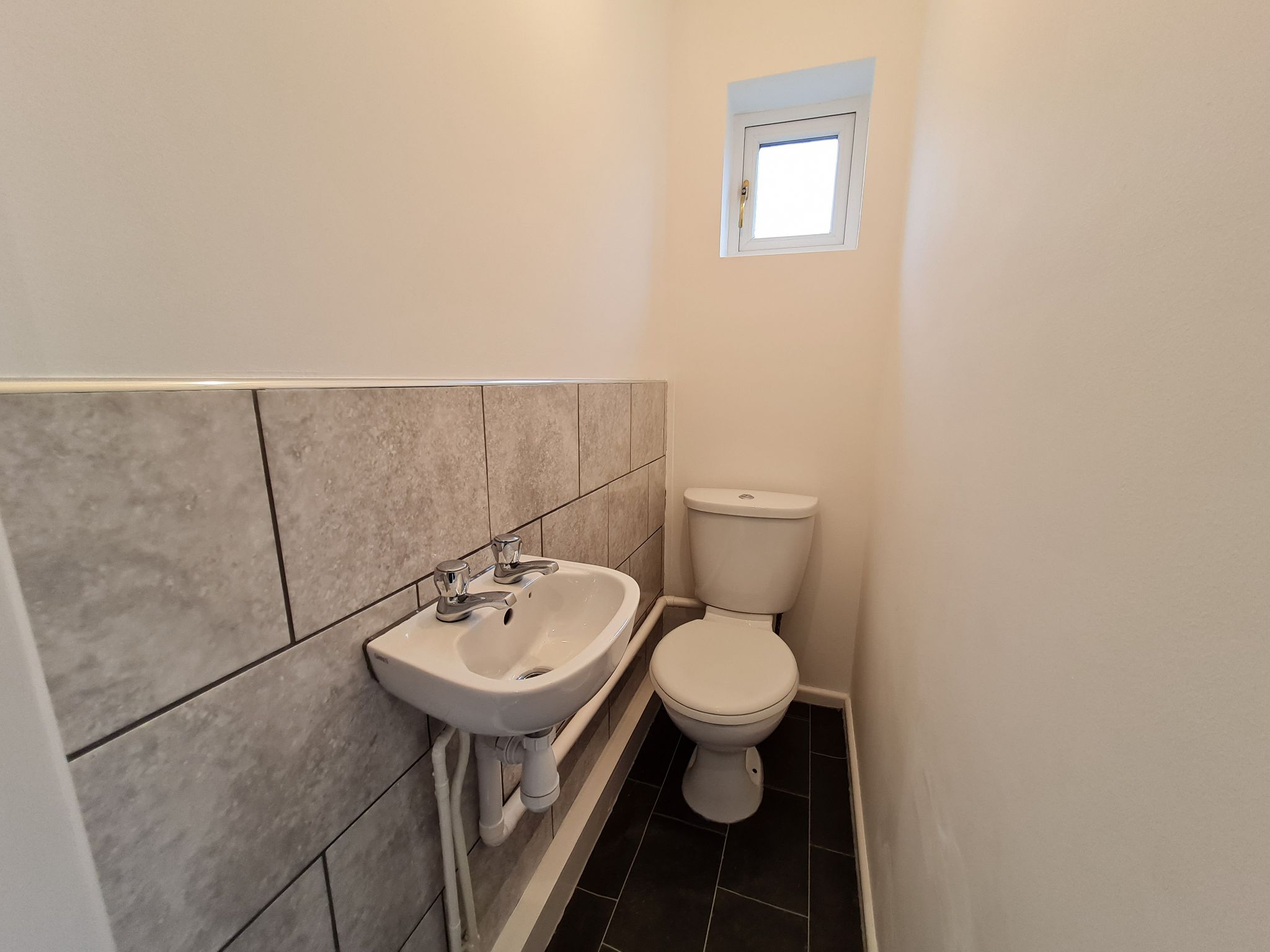 2 bedroom mid terraced house Let in Chorley - Downstairs bathroom