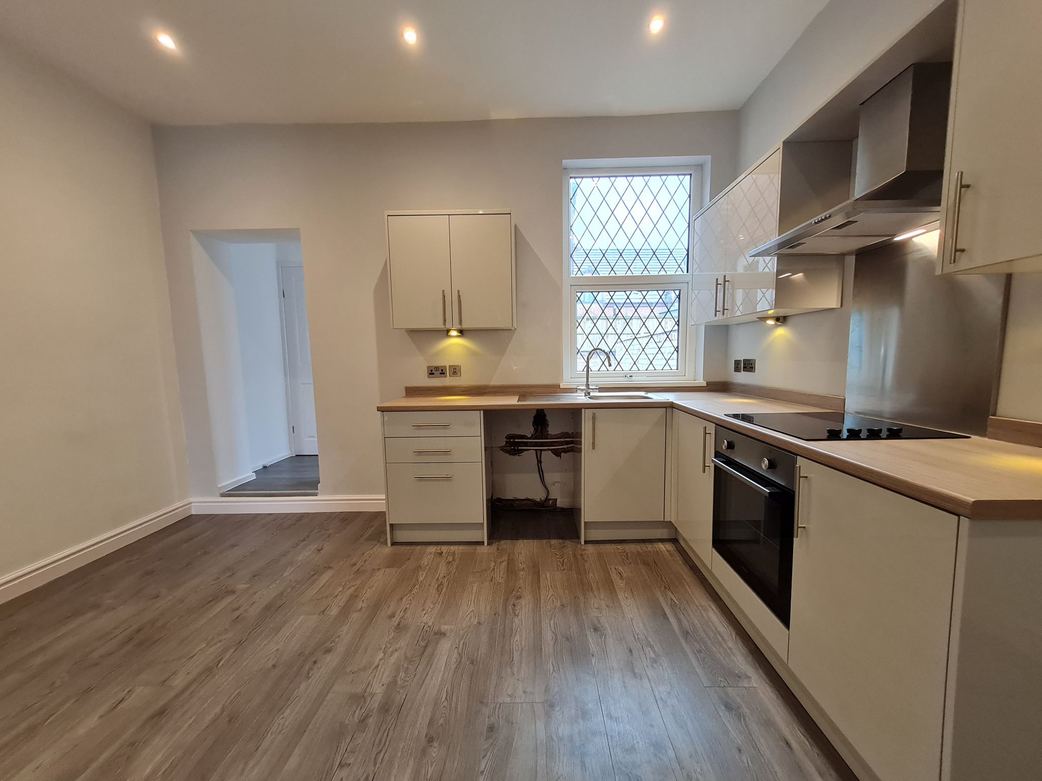 2 bedroom mid terraced house Let in Chorley - kitchen