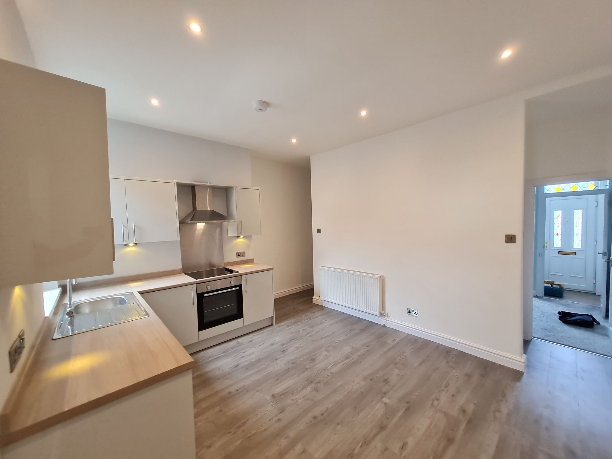 2 bedroom mid terraced house Let in Chorley - Kitchen