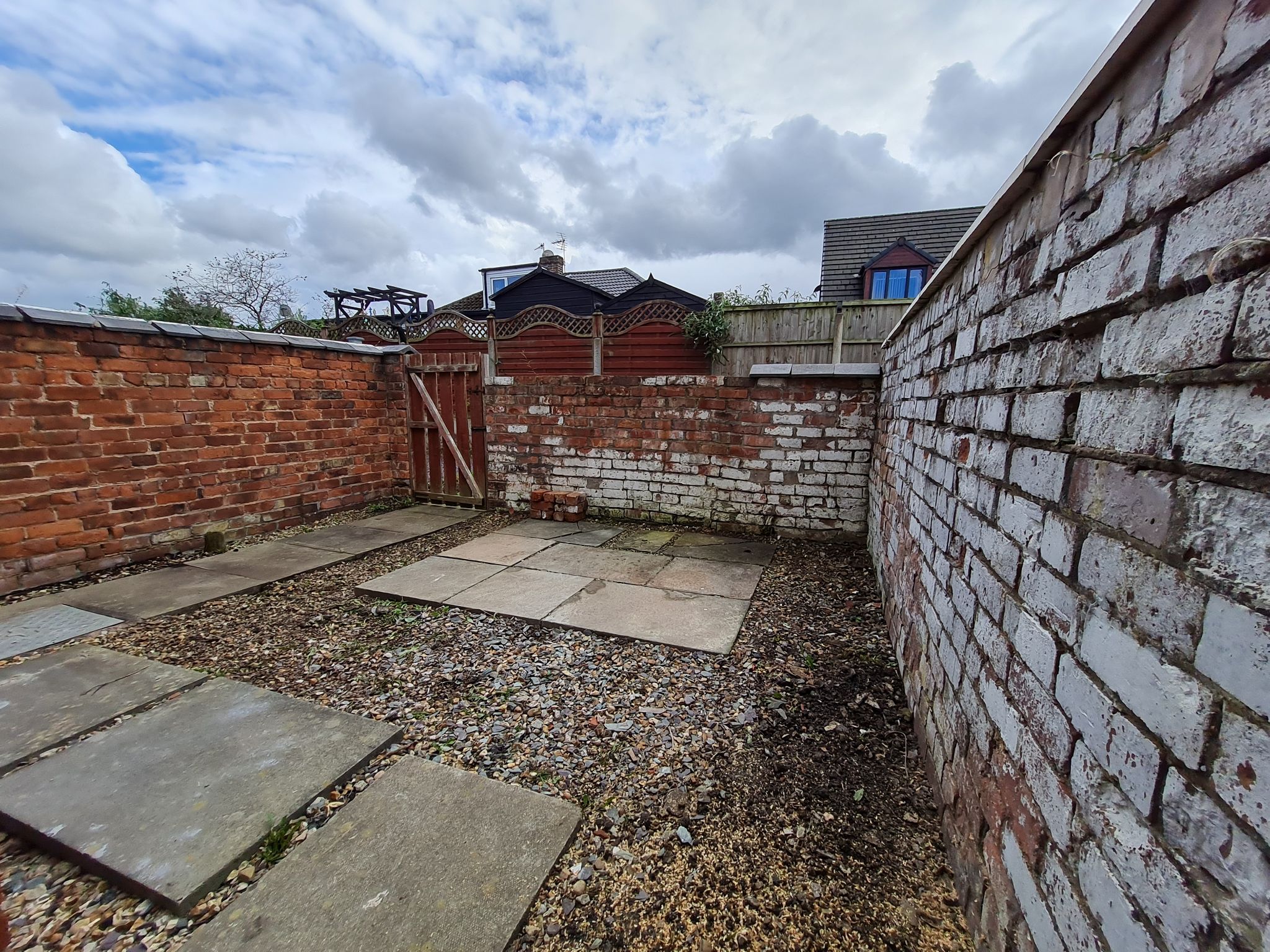 2 bedroom mid terraced house Let in Chorley - Back yard
