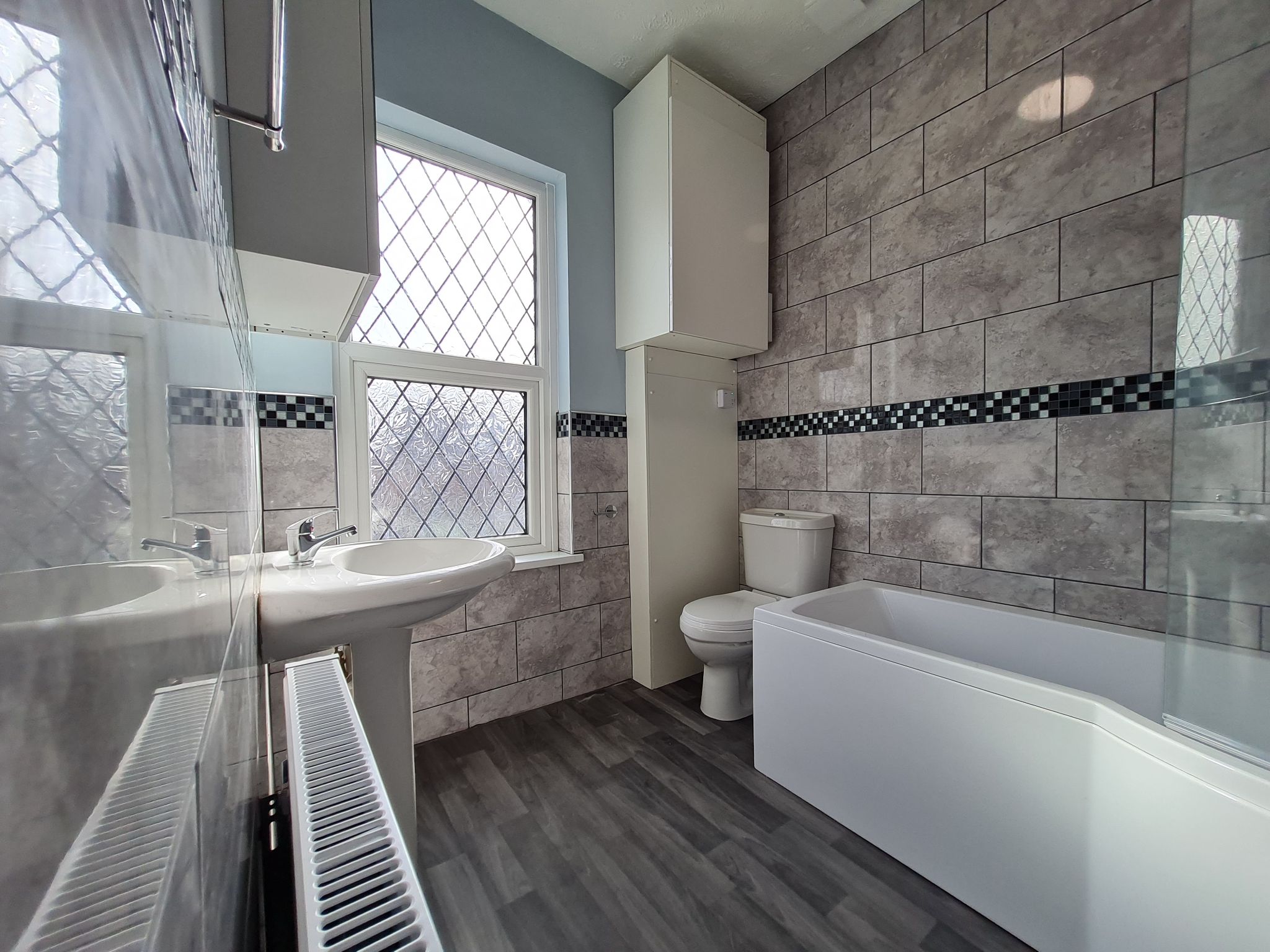 2 bedroom mid terraced house Let in Chorley - Family bathroom