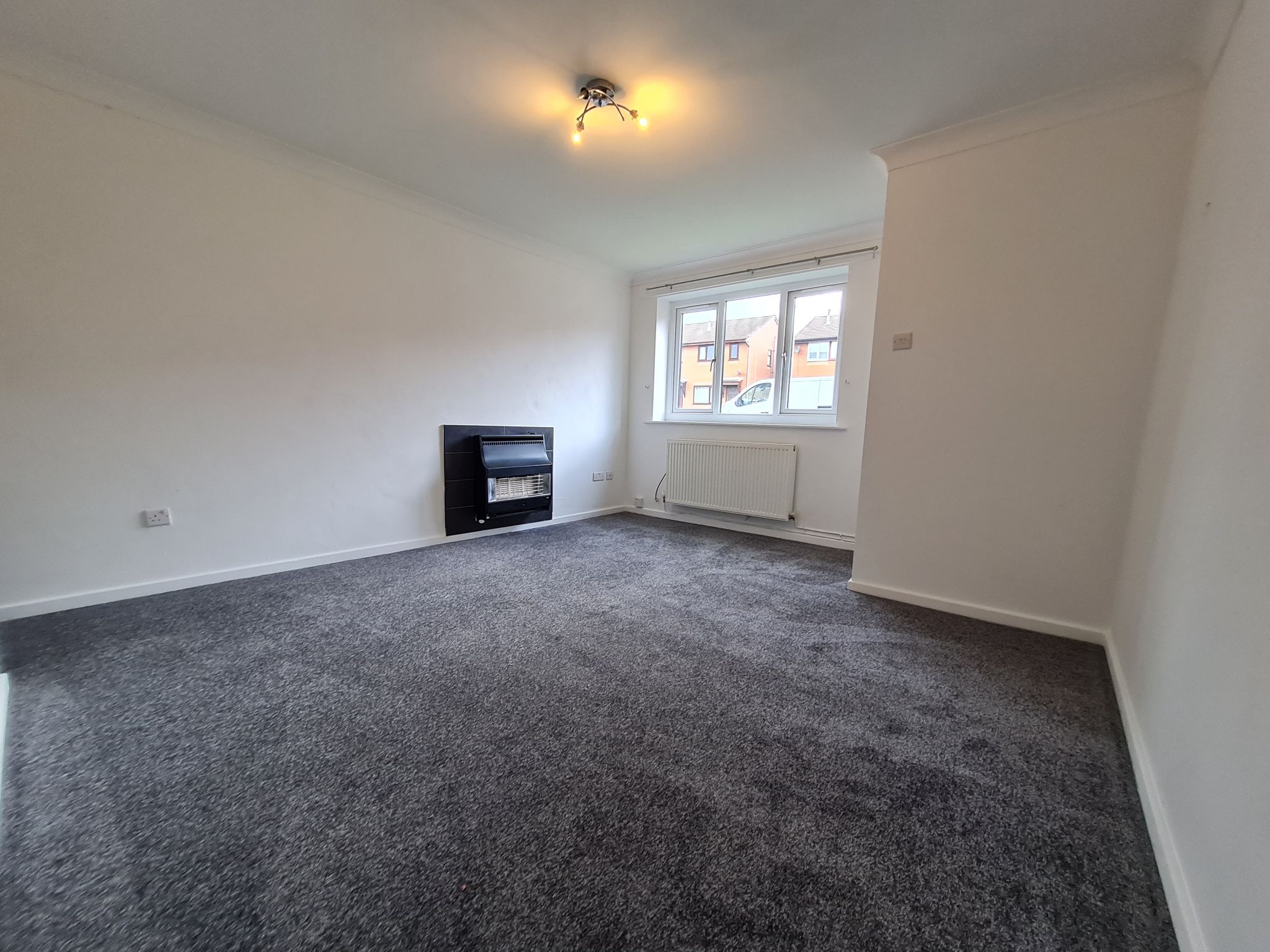 2 bedroom semi-detached house Let in Chorley - Lounge
