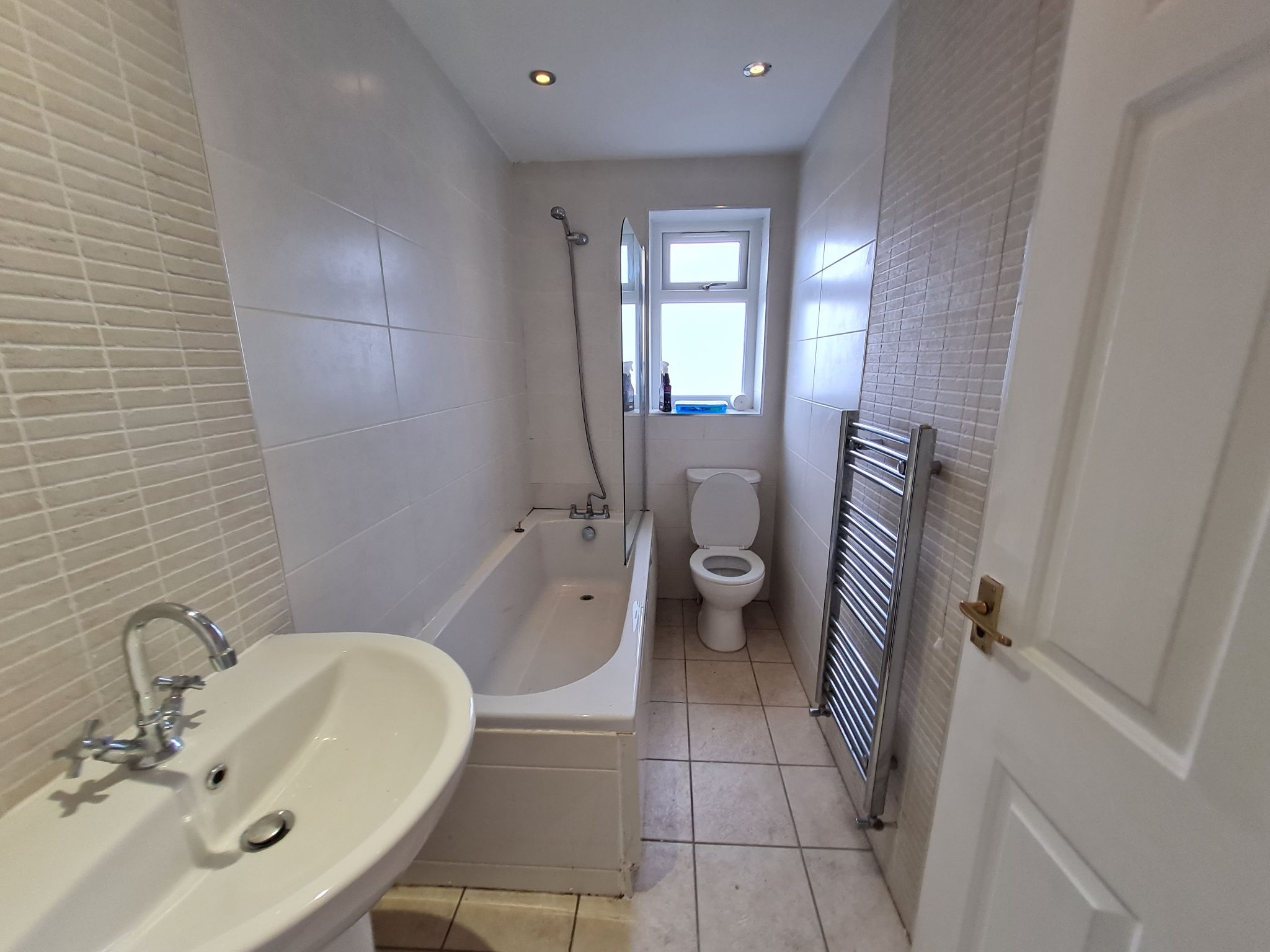 2 bedroom semi-detached house Let in Chorley - bathroom