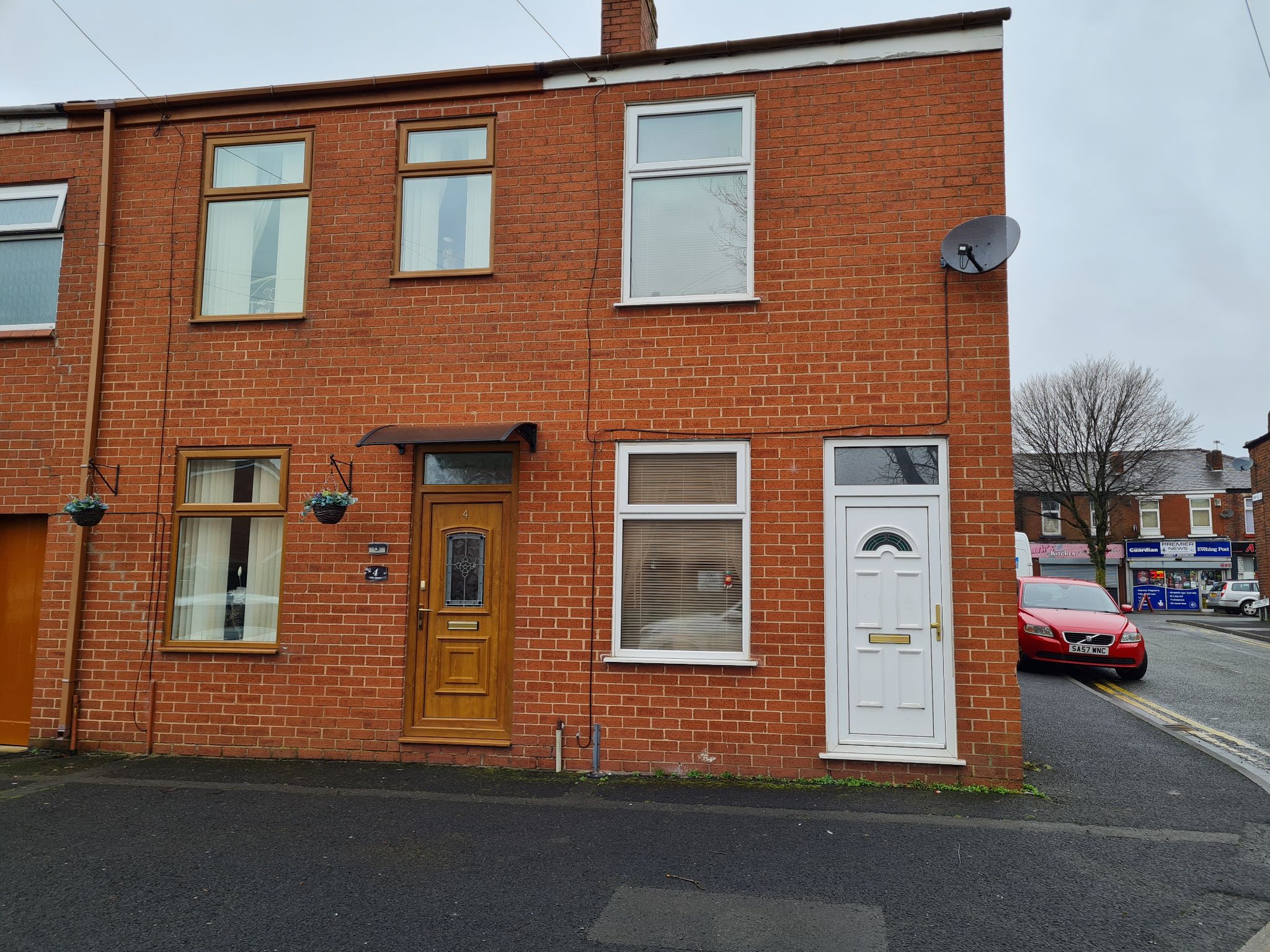 2 bedroom end terraced house Let in Chorley - Front